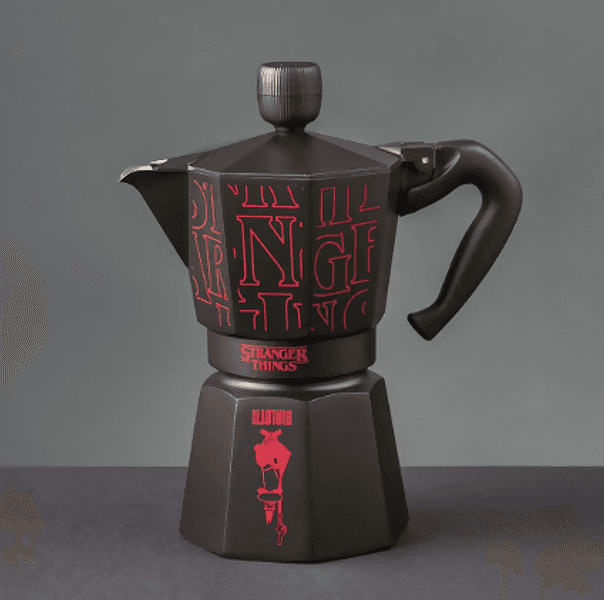 BIALETTI MOKA EXPRESS 3 TAZZE STRANGER THINGS – CON SIGLA DURANTE L’EROGAZIONE DEL CAFFè in Mobili da bar Cartoleria Deja Vu - Crotone, commercioVirtuoso.it