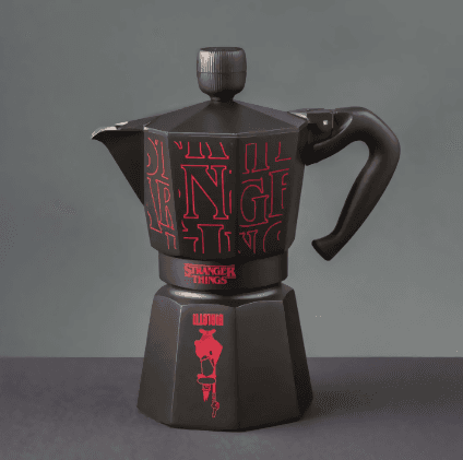 BIALETTI MOKA EXPRESS 3 TAZZE STRANGER THINGS – CON SIGLA DURANTE L’EROGAZIONE DEL CAFFè in Mobili da bar Cartoleria Deja Vu - Crotone, commercioVirtuoso.it