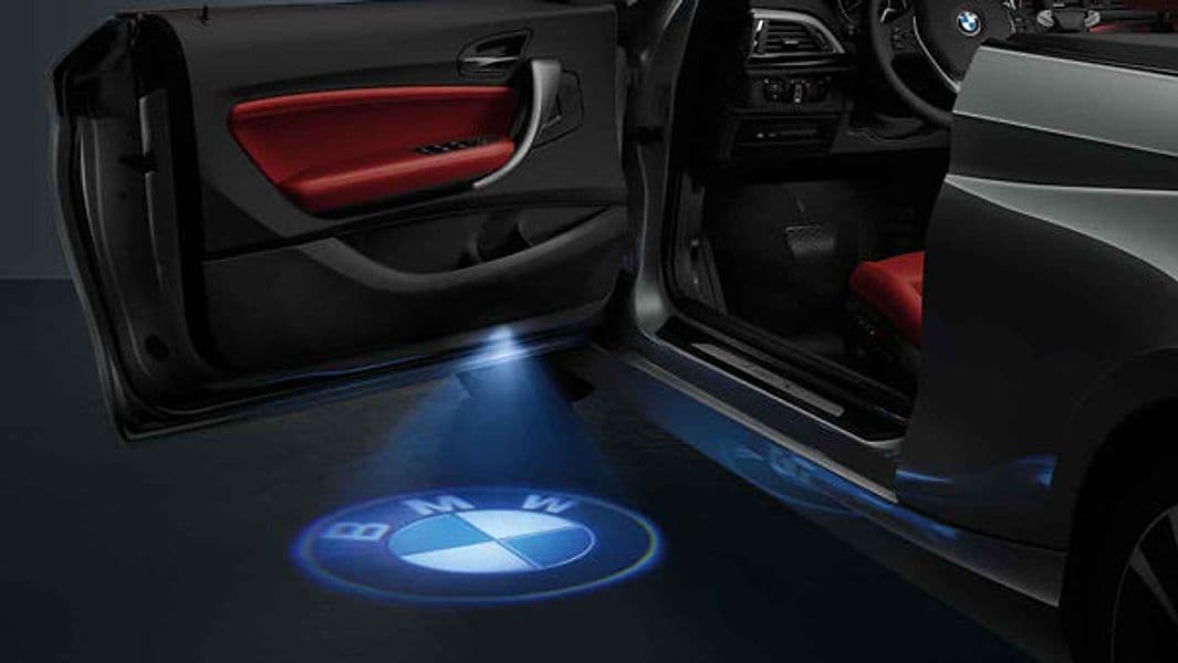 Logo Led Proiettore Sottoporta BMW 12V 5W Adesivo Cortesia Luci Universale Auto in Luci abitacolo Solgeny - Besate, commercioVirtuoso.it
