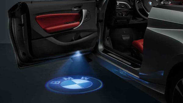 Logo Led Proiettore Sottoporta BMW 12V 5W Adesivo Cortesia Luci Universale Auto in Luci abitacolo Solgeny - Besate, commercioVirtuoso.it
