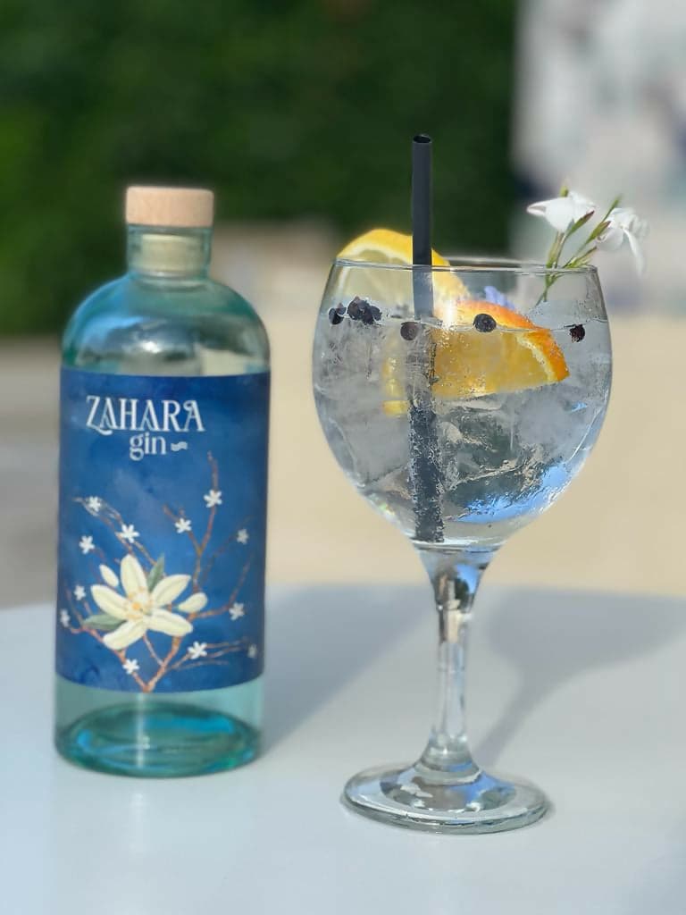 Gin zahara, ottenuto dalle zagare delle piante di arancia amara di nostra coltivazione, con acqua di mare