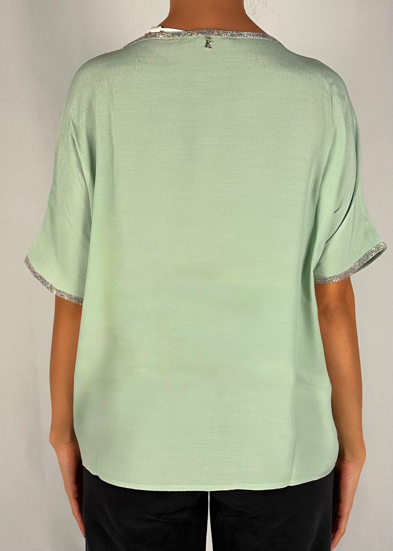 Blusa a maniche corte con rifiniture brillanti drultok verde polvere in Bluse e camicie Kanal 32 - Santa Maria di Licodia, commercioVirtuoso.it