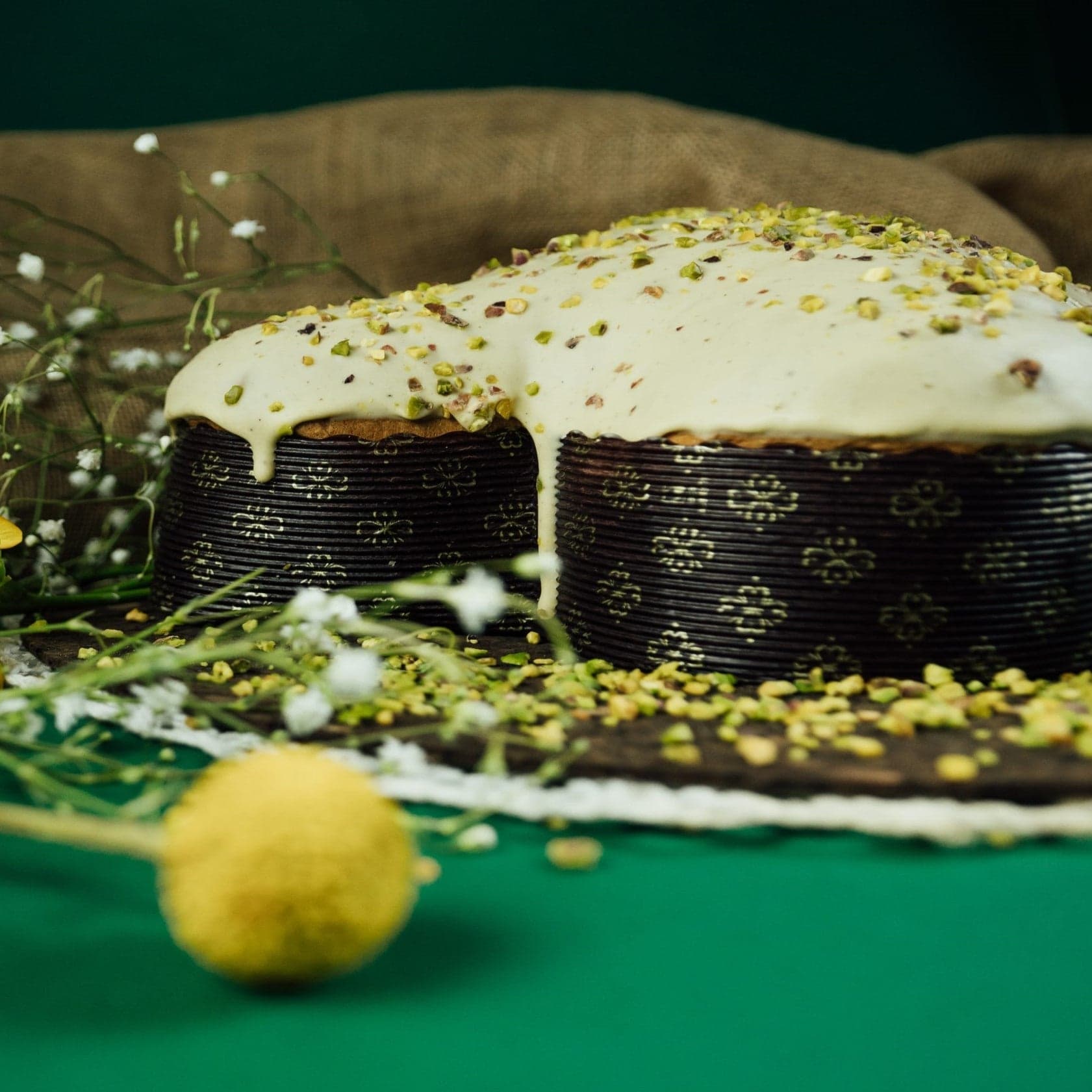 Colomba Artigianale al Pistacchio e “Cioccolato Di Sicilia” accompagnata da un vasetto di Crema al Pistacchio e “Cioccolato di Sicilia”100% - Gr. 940 in Colombe pasquali La Truscia Tipico Siciliano - Messina, commercioVirtuoso.it