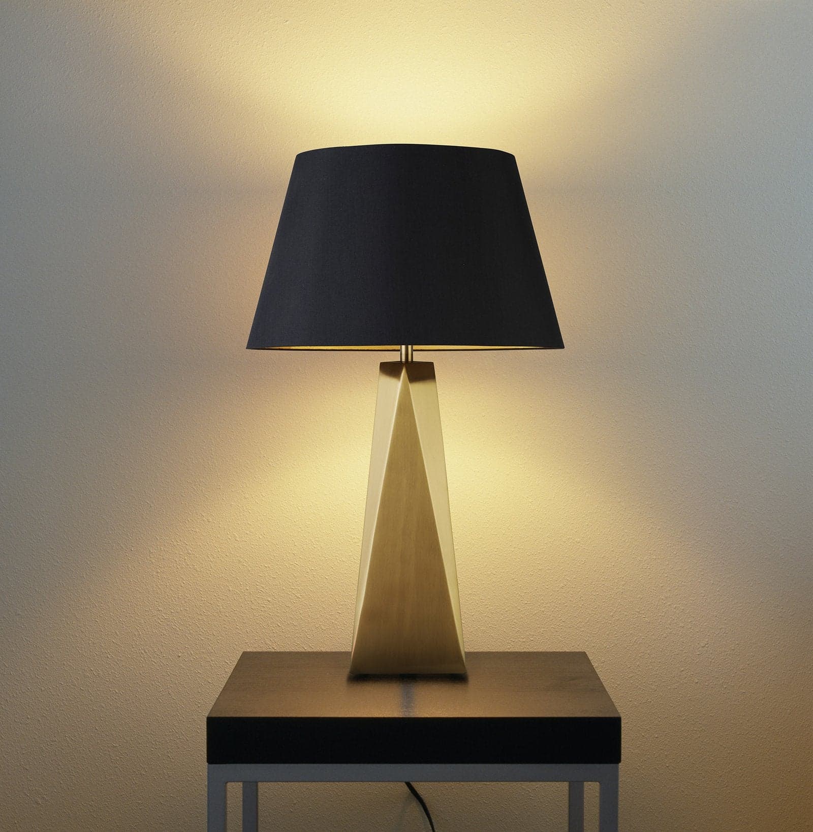 Lampada Da Scrivania Contemporanea Maldon Acciaio Nero Tessuto Oro 1 Luce E27 in Lampade da tavolo e abat-jour LuceArt - Montecorvino Pugliano, commercioVirtuoso.it