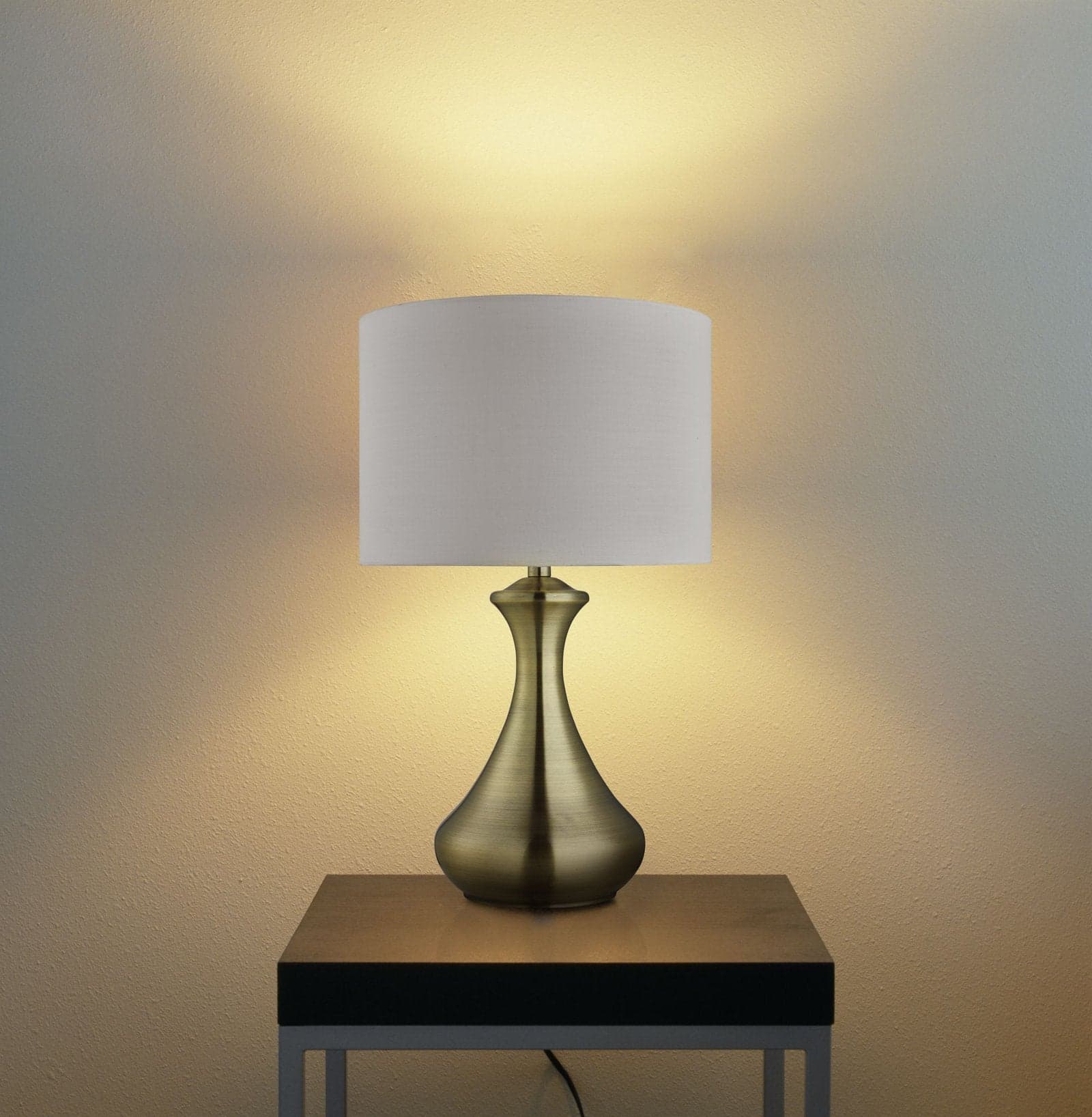 Lampada Scrivania Contemporanea Tocco Acciaio Ottone Tessuto Bianco 1 Luce E14 in Lampade da tavolo e abat-jour LuceArt - Montecorvino Pugliano, commercioVirtuoso.it