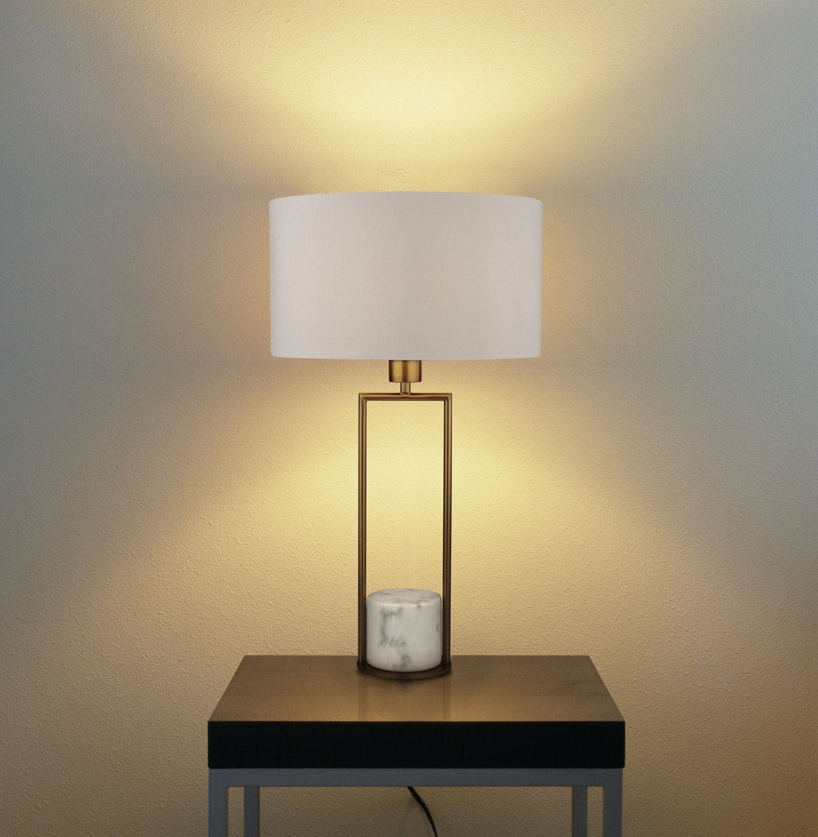 Lampada Da Scrivania Contemporanea Claire Metallo Oro Tessuto Bianco 1 Luce E27 in Lampade da tavolo e abat-jour LuceArt - Montecorvino Pugliano, commercioVirtuoso.it
