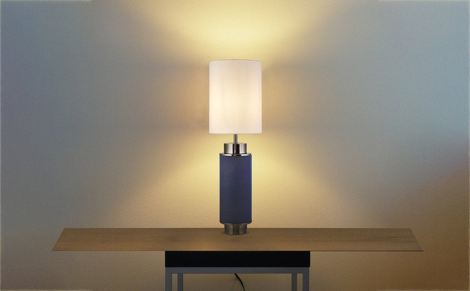 Lampada Scrivania Contemporanea Flask Acciaio Blu Tessuto Bianco 1 Luce E27 in Lampade da lavoro LuceArt - Montecorvino Pugliano, commercioVirtuoso.it