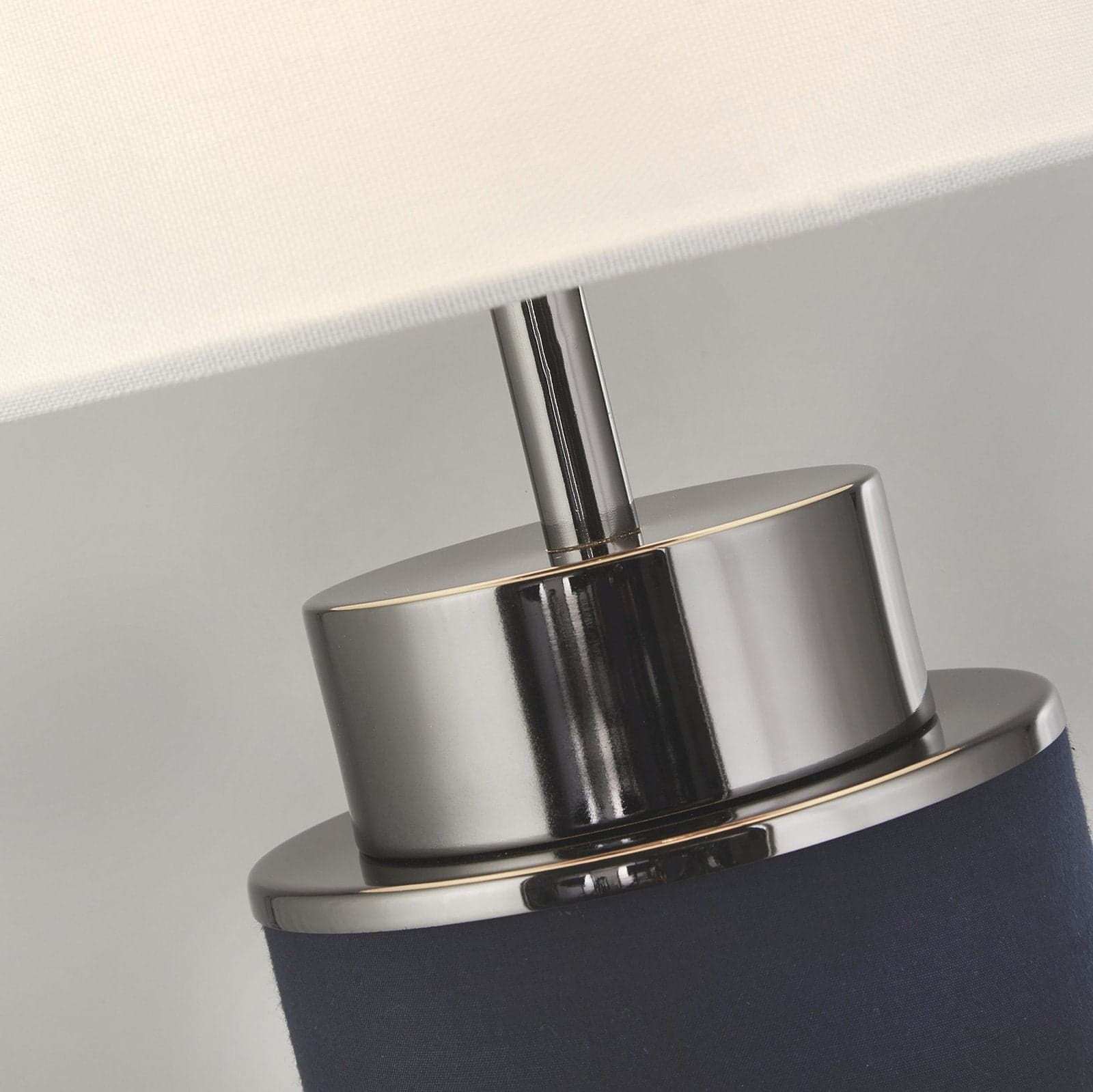 Lampada Scrivania Contemporanea Flask Acciaio Blu Tessuto Bianco 1 Luce E27 in Lampade da lavoro LuceArt - Montecorvino Pugliano, commercioVirtuoso.it