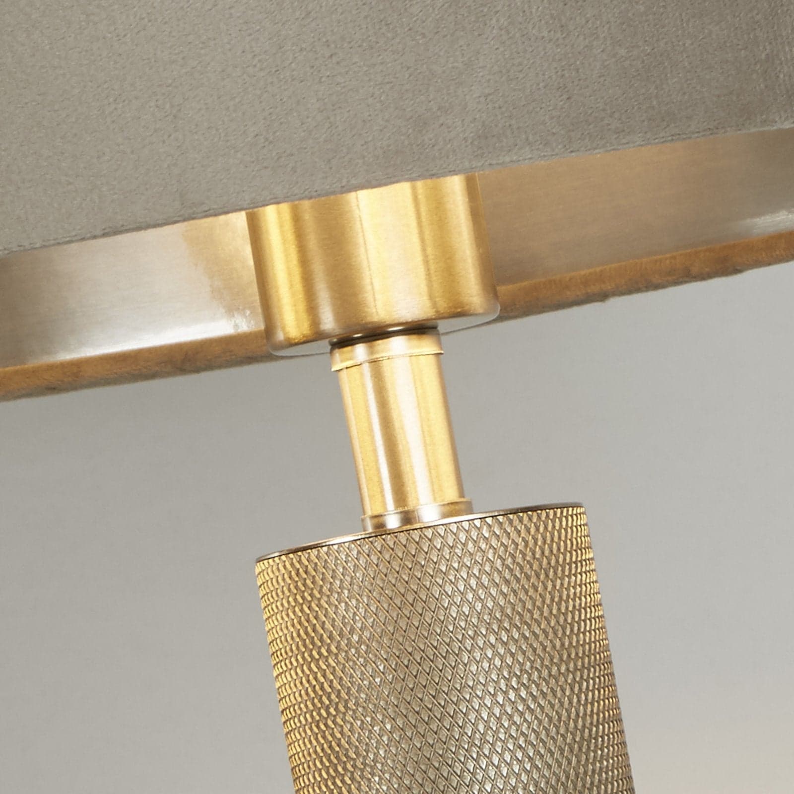 Lampada Scrivania Contemporanea Londra Acciaio Ottone Velluto Tortora 1 Luce E27 in Lampade da tavolo e abat-jour LuceArt - Montecorvino Pugliano, commercioVirtuoso.it
