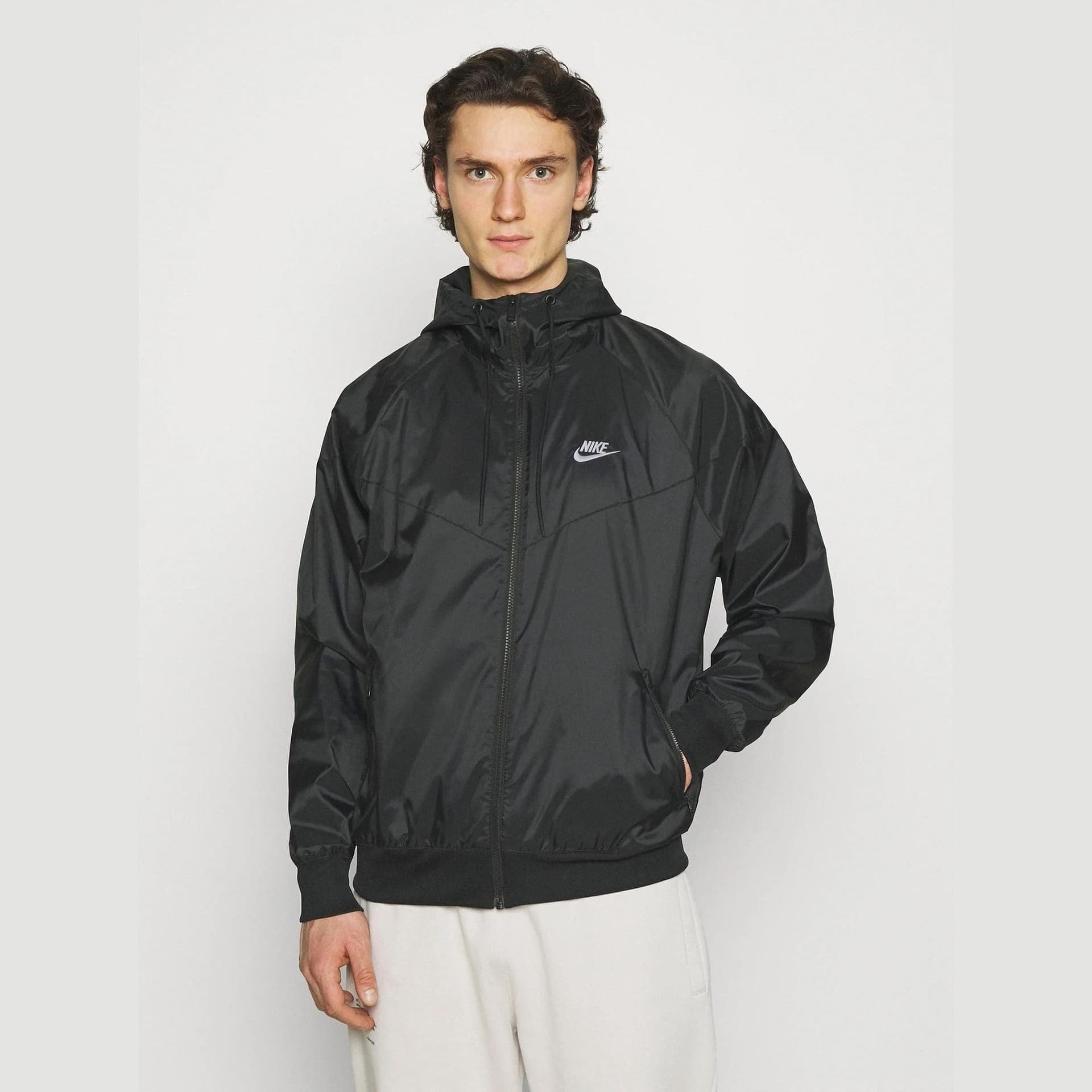 Giacca Nike Windrunner Sportswear black in Giacche sportive e tecniche Glad Store - Genova, commercioVirtuoso.it