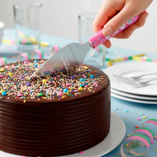 FISURA Coltello musicale per torta con scritta "Let's celebrate" in Autocategorizzazione Più Di Più Ideas - Casalnuovo di Napoli, commercioVirtuoso.it