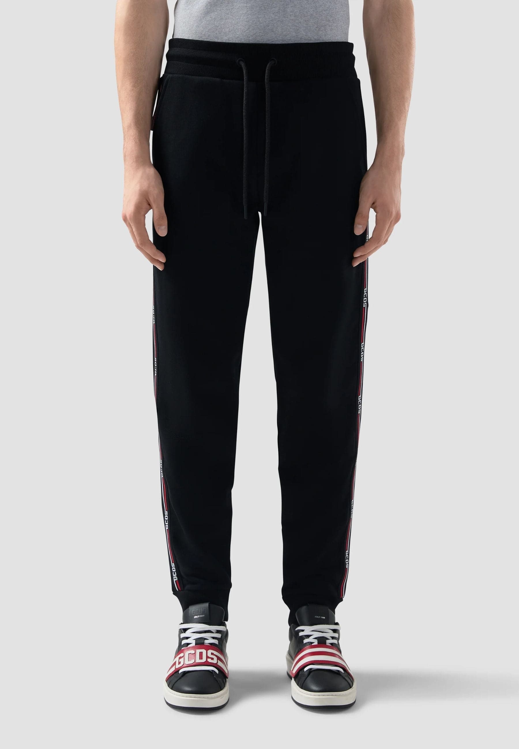 GCDS PANTALONE LOGO TAPE JOGGERS da uomo in Pantaloni sportivi Drestige - Casamassima, commercioVirtuoso.it