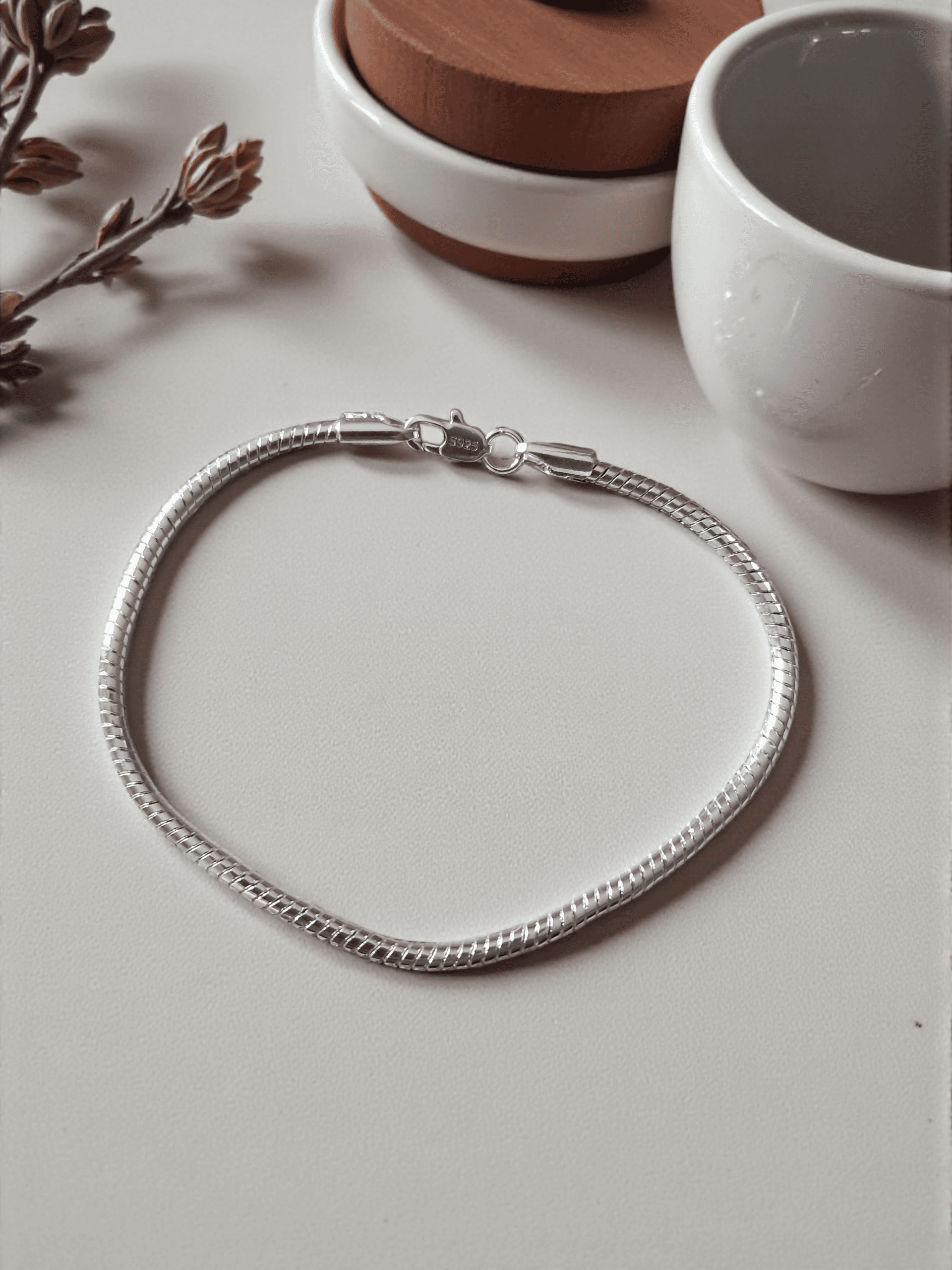 Descrizione: Set super chic stile Y2K composto da: ? Bracciale in argento 925 con design osso di serpente, misura 19 cm, lucente e raffinato — perfetto da abbinare ad altri bracciali o da portare da solo per un look elegante. ? Anello in acciaio con pi in Anelli aperti Gedico Store - Roncello, commercioVirtuoso.it