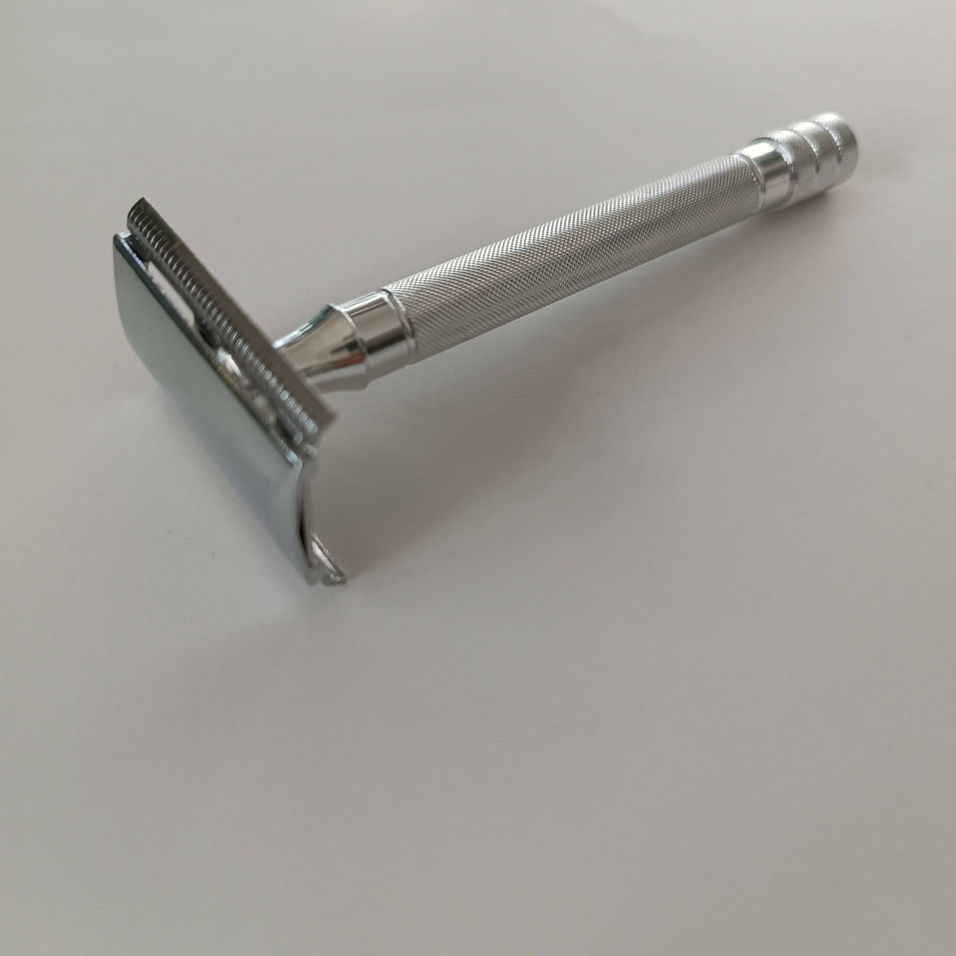 Rasoio Classico da Uomo per Rasatura Delicata, Rasoio di Sicurezza Regolabile a Doppio Filo per il Viso in Kukumakranka Profumeria Chèri - Locri, commercioVirtuoso.it