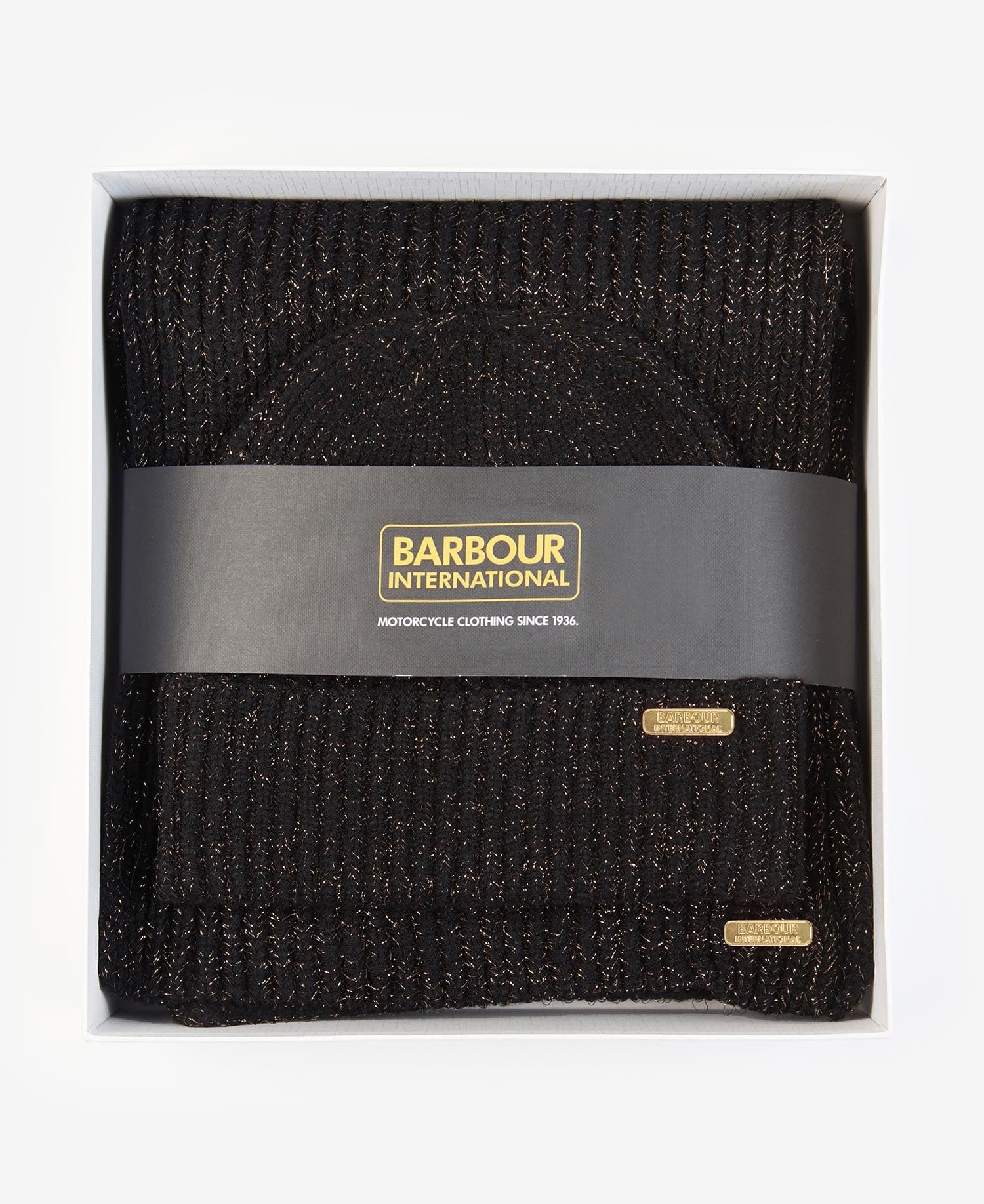 Barbour International cappello e sciarpa donna estoril beanie e scarf gift fw23 in Coordinati invernali Broadway Red - Barletta, commercioVirtuoso.it