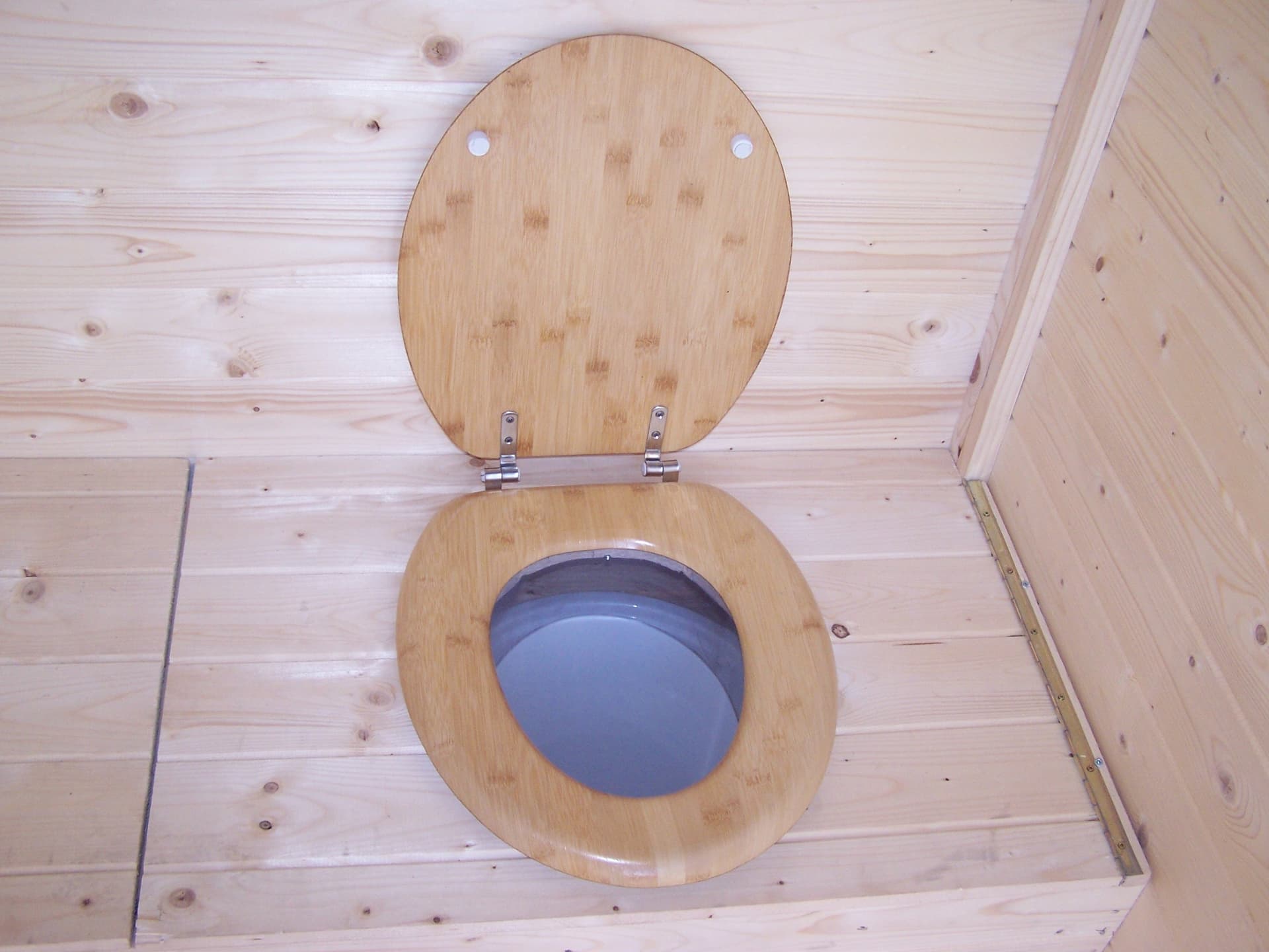 Casetta A Pannelli Spessore 16mm Con Pavimento E Wc A Secco 140x140cm Foresta