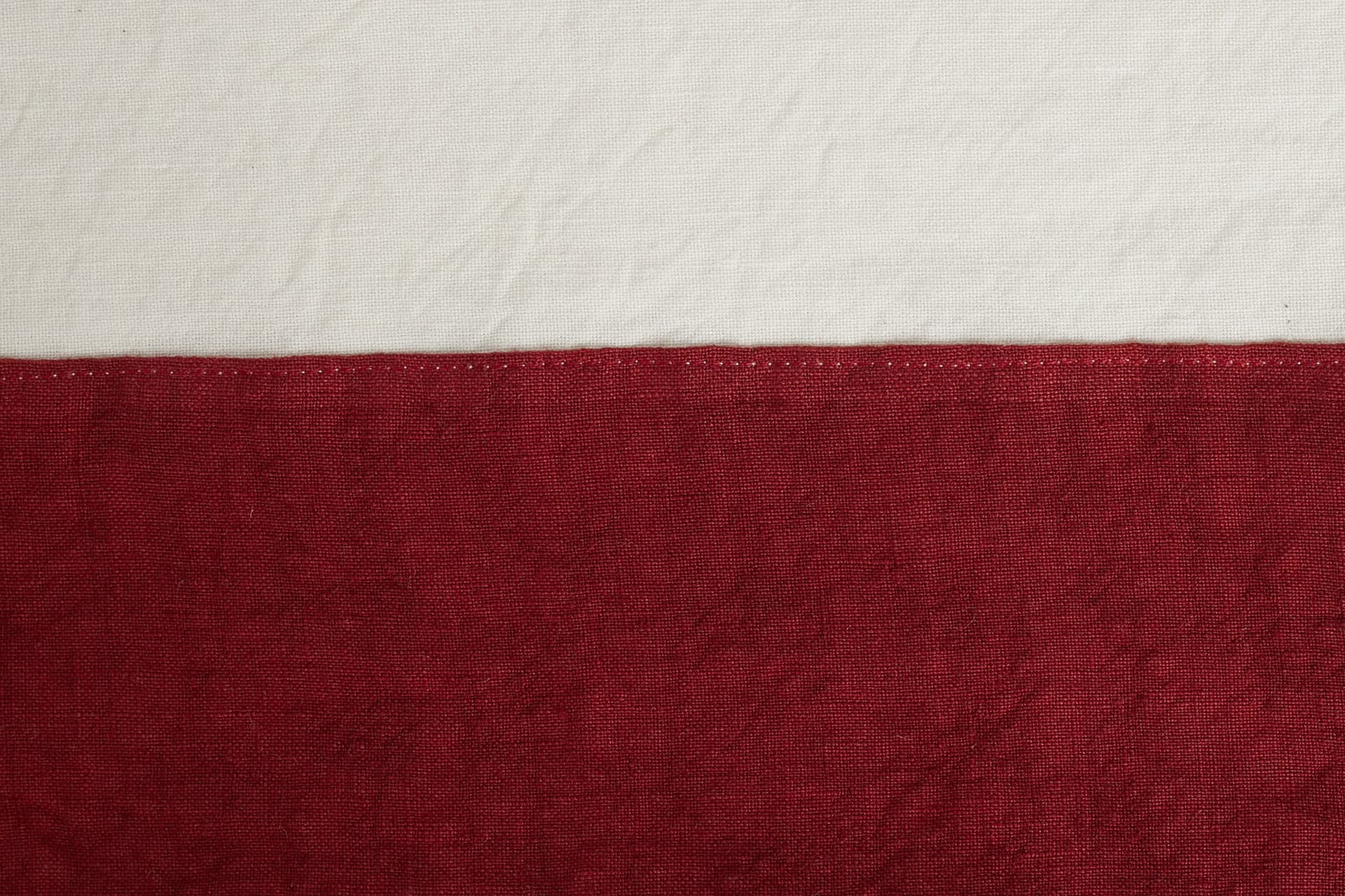 Tovaglia in misto lino con elegante bordo applicato made in italy NATURALE/BORDEAUX in Tovaglie Vanita di raso - Sesto San Giovanni, commercioVirtuoso.it