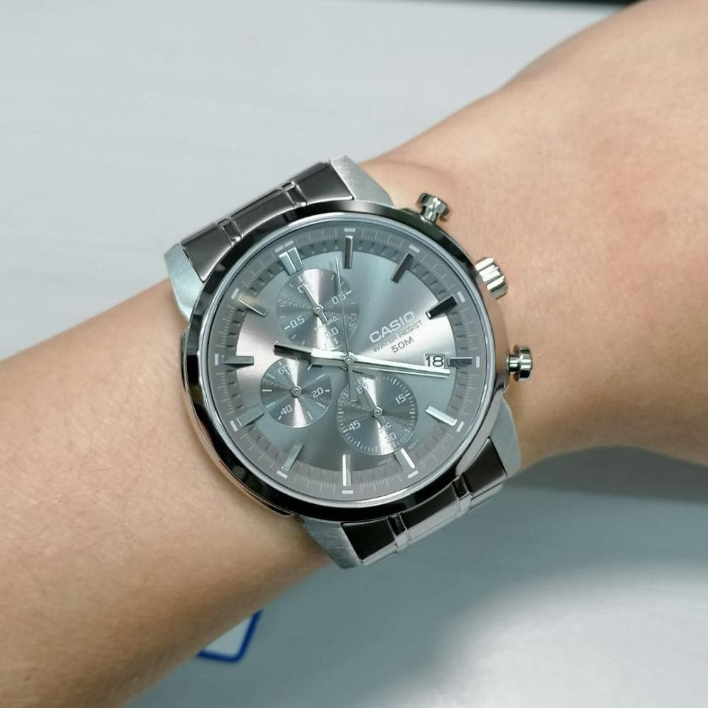 Orologio da uomo Casio Standard Analog Cronografo in acciaio inossidabile con quadrante grigio al quarzo MTP-E510D-8AVDF in Orologi da polso Dupers Club - Campo di Giove, commercioVirtuoso.it