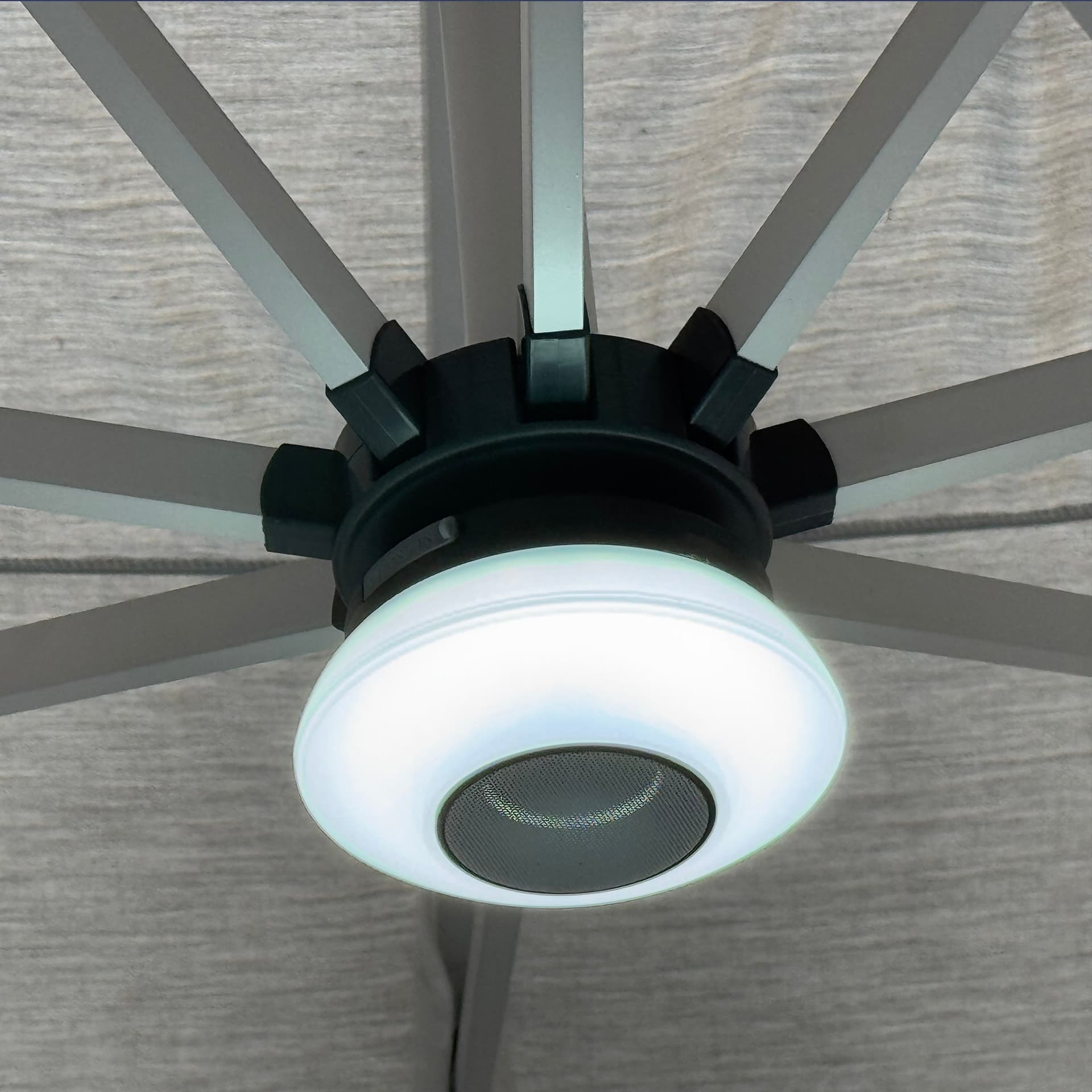 VOLTA - modulo led e cassa bluetooth per ombrellone VOLTA Taupe in Ombrelloni Milani Home - Dueville, commercioVirtuoso.it