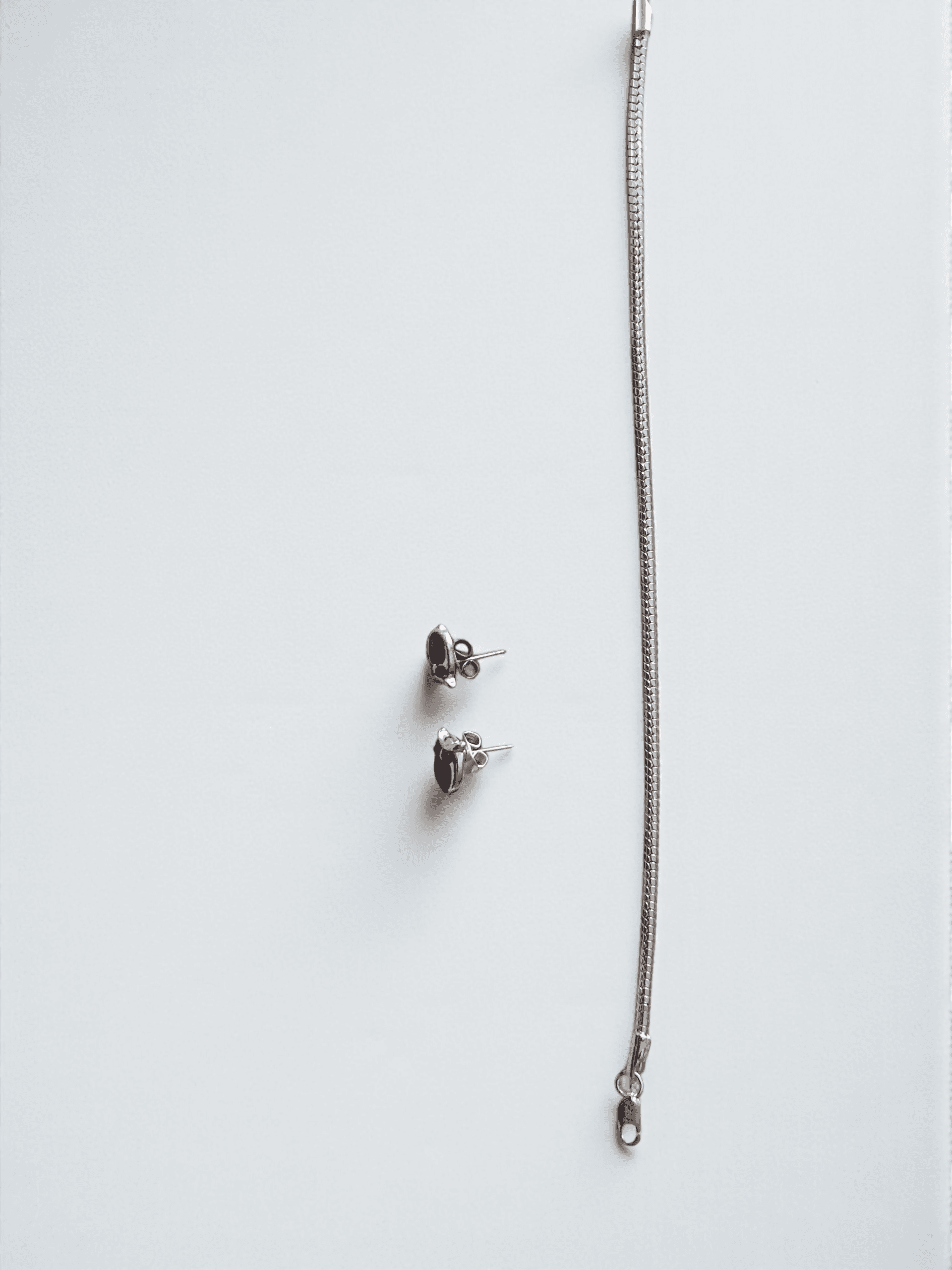 ✨ Descrizione: Set in stile Y2K composto da: ? Bracciale in argento 925 con design osso di serpente, misura 19 cm, lucente, raffinato e perfetto da abbinare ad altri accessori. ? Orecchini in acciaio con pietra nera, dal fascino elegante e retrò, per in Graffette molle fermacarte e anelli Gedico Store - Roncello, commercioVirtuoso.it