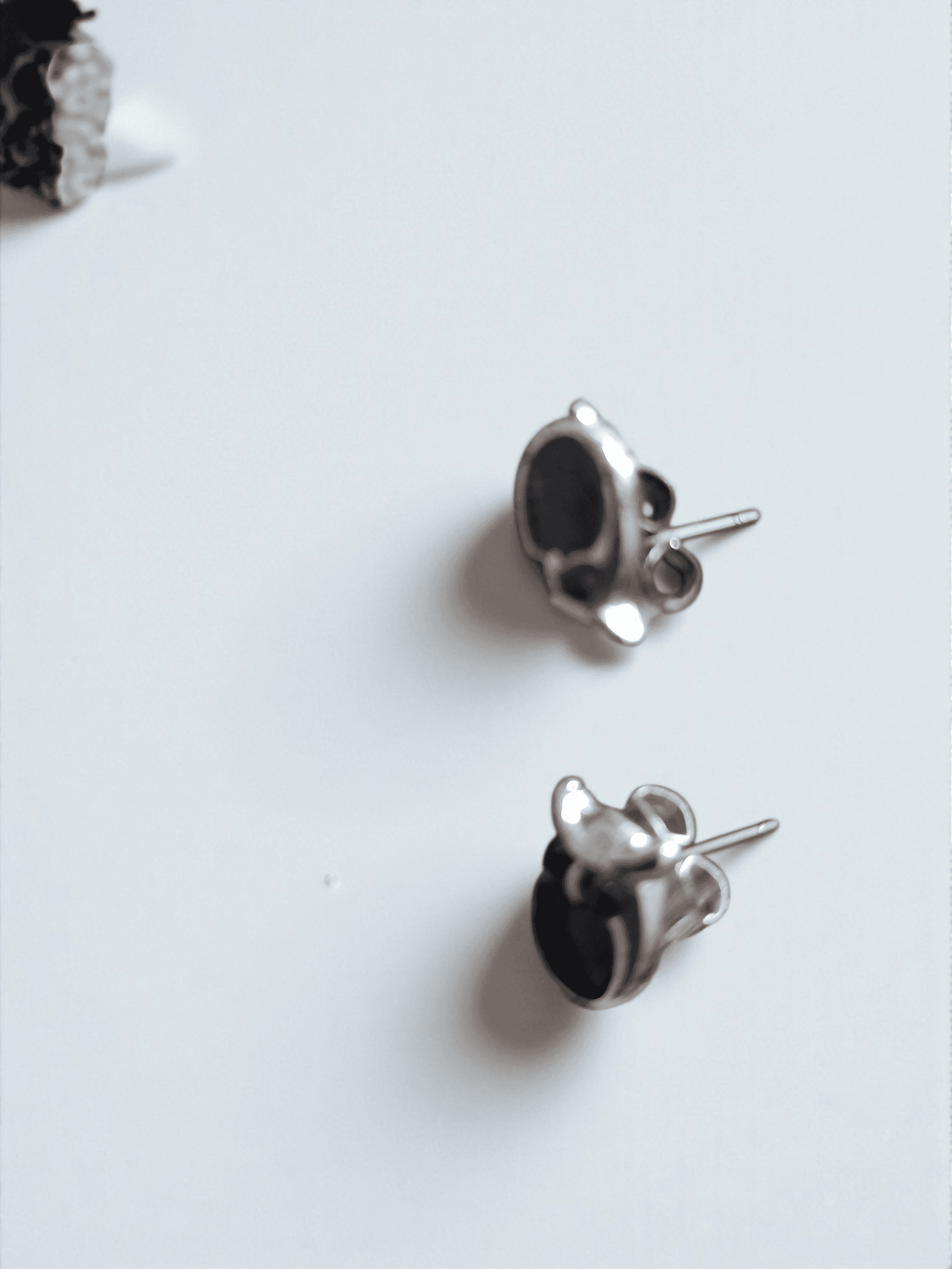 ✨ Descrizione: Set in stile Y2K composto da: ? Bracciale in argento 925 con design osso di serpente, misura 19 cm, lucente, raffinato e perfetto da abbinare ad altri accessori. ? Orecchini in acciaio con pietra nera, dal fascino elegante e retrò, per in Graffette molle fermacarte e anelli Gedico Store - Roncello, commercioVirtuoso.it