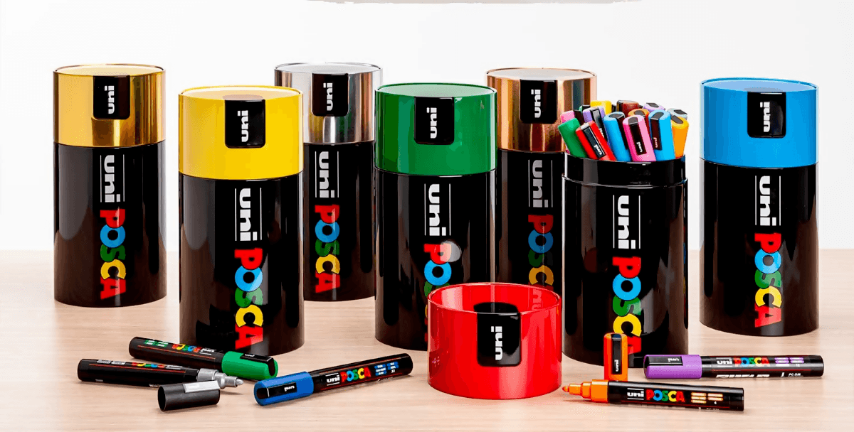 Marcatore uni posca pc5m – – punta media – colori assortiti – uni mitsubishi – gift box 18 pezzi