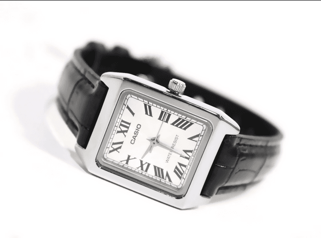 Orologio Casio per donna cinturino in pelle, movimento al quarzo impermeabile 5 atm, LTP-V007L-7B1 sfondo argento in Orologi da polso Loweconomy - Marineo, commercioVirtuoso.it