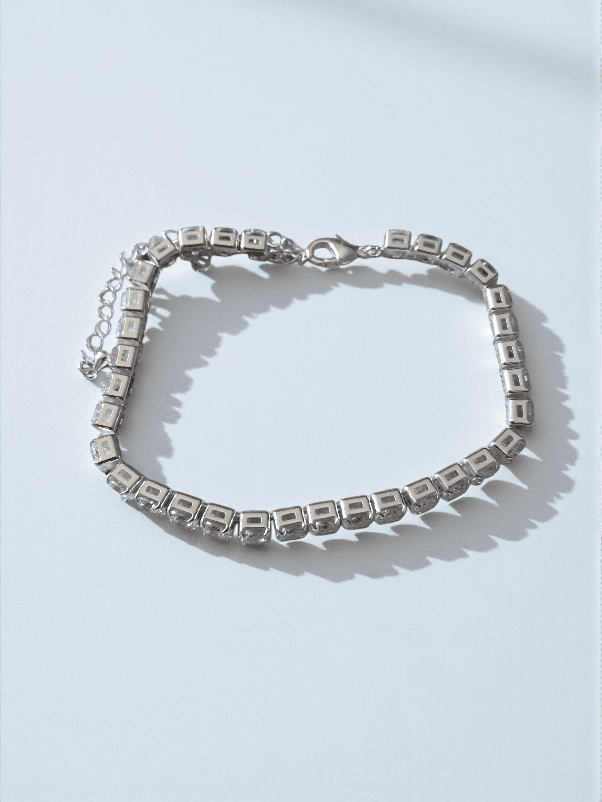 Brilla con eleganza e stile grazie a questo set gioielli donna Y2K composto da un bracciale regolabile in acciaio di titanio impreziosito da zirconi e strass luminosi, abbinato a orecchini silver scintillanti. Un mix perfetto tra glamour, eleganza e tend in Orecchini Gedico Store - Roncello, commercioVirtuoso.it