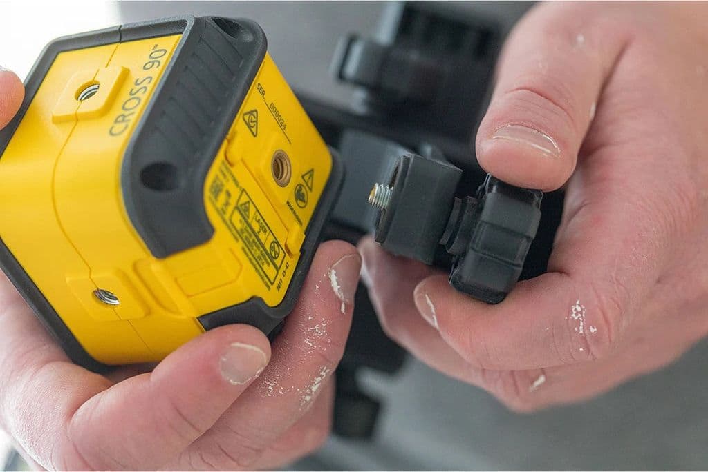 Livella laser "Cross 90" autolivellante per angoli con raggi rossi fino a 12 mt in Generatori di linea laser La Zappa - Altamura, commercioVirtuoso.it