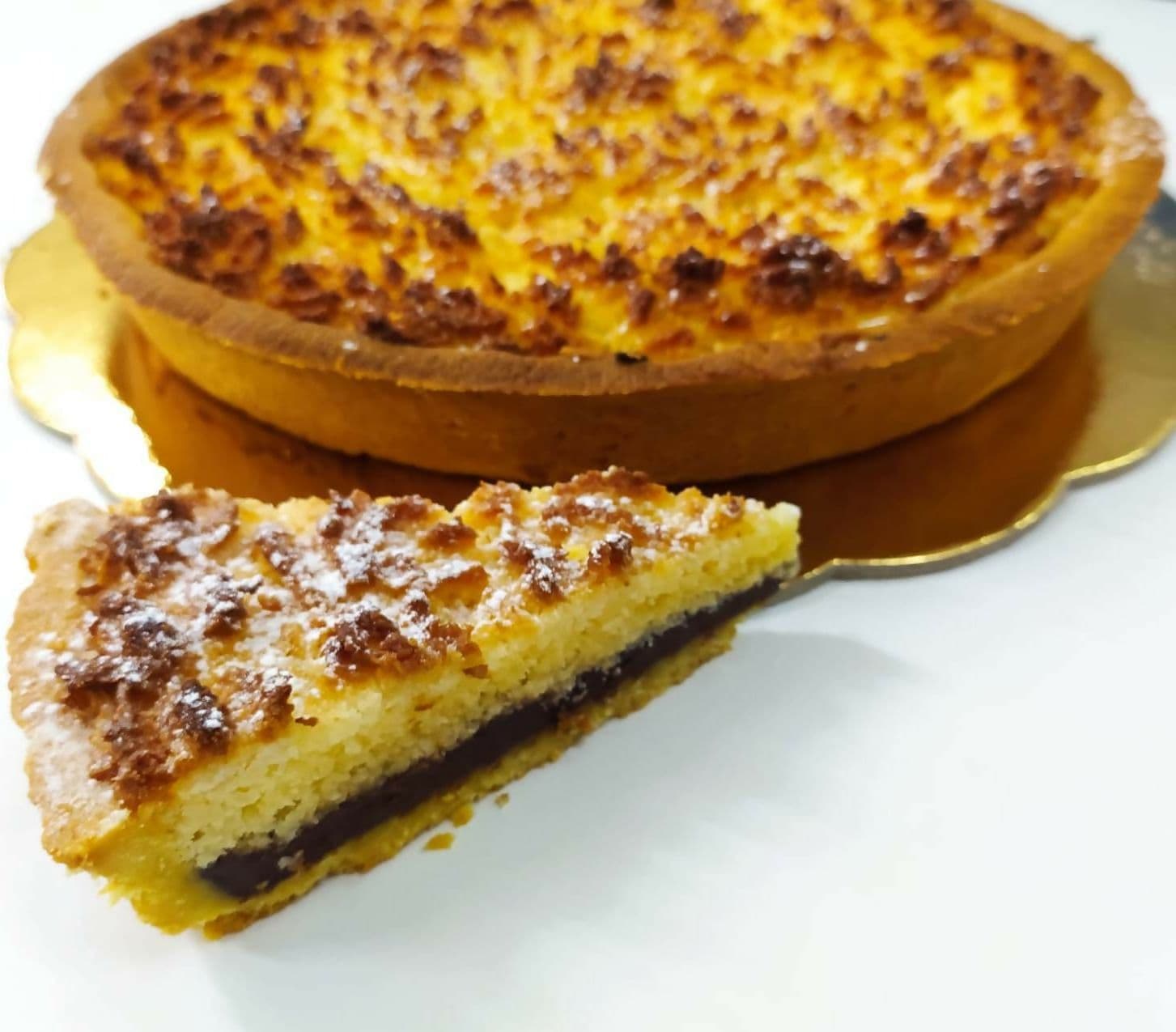 Crostata con crema alle nocciole e cacao con fragrante strato frolla al Cocco