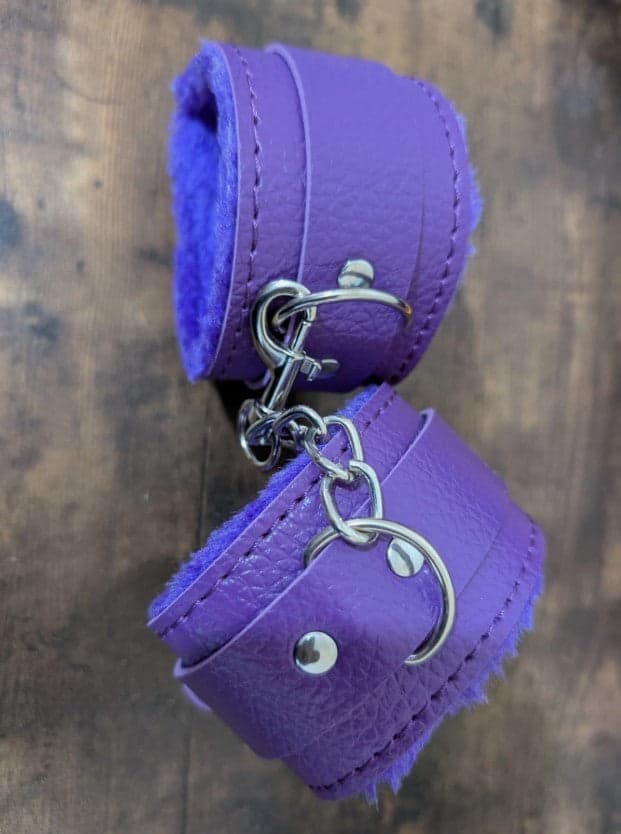 Manette polsi bondage Mokko viola regolabili fetish bdsm pelle PU vegana sintet in prodotto Erosdom - Palmi, commercioVirtuoso.it