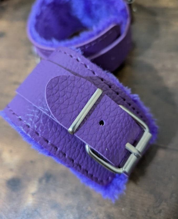 Manette polsi bondage Mokko viola regolabili fetish bdsm pelle PU vegana sintet in prodotto Erosdom - Palmi, commercioVirtuoso.it