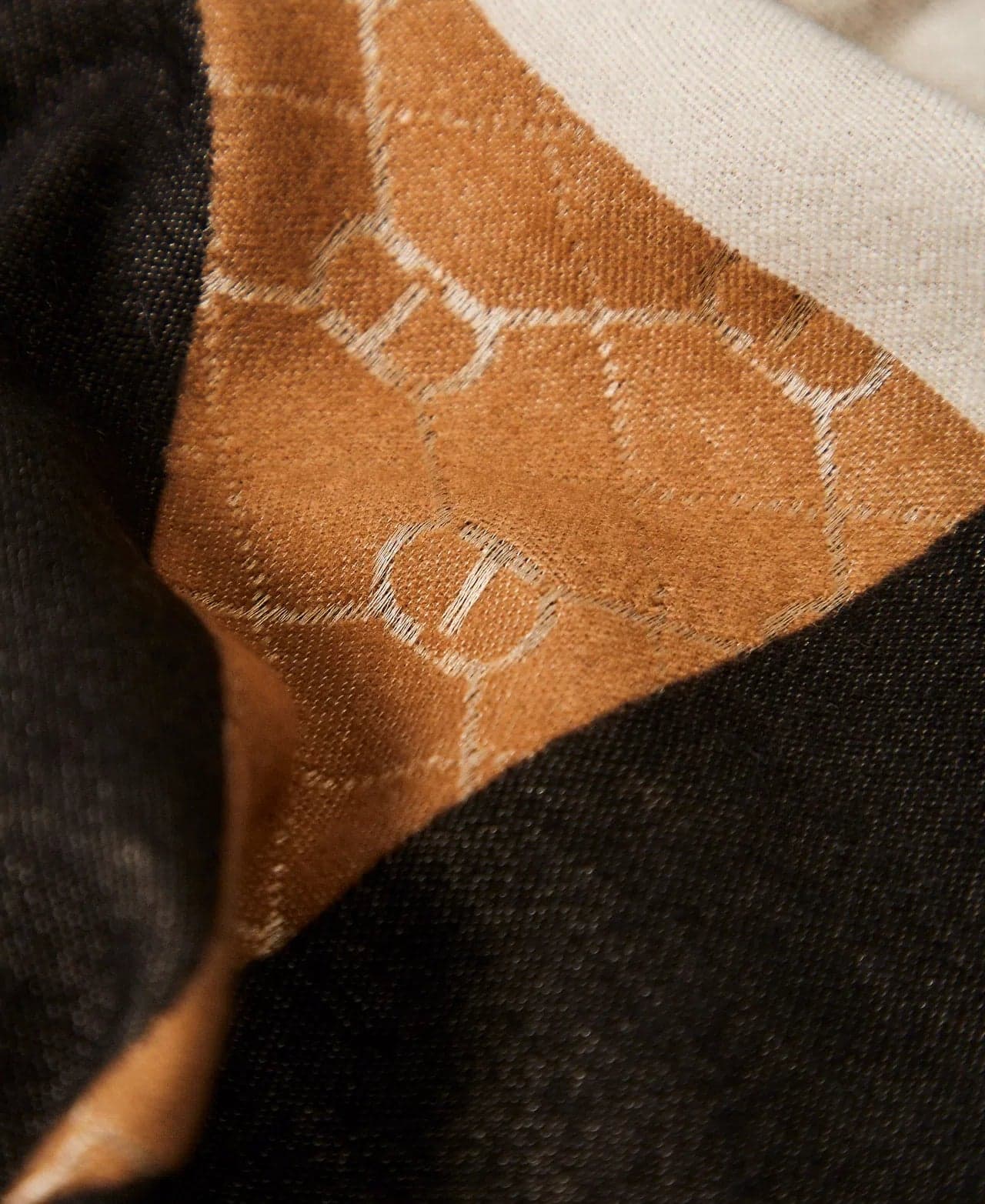 Stola Twinset in panno jacquard con motivi geometrici e frange, logo Oval T all over dettaglio