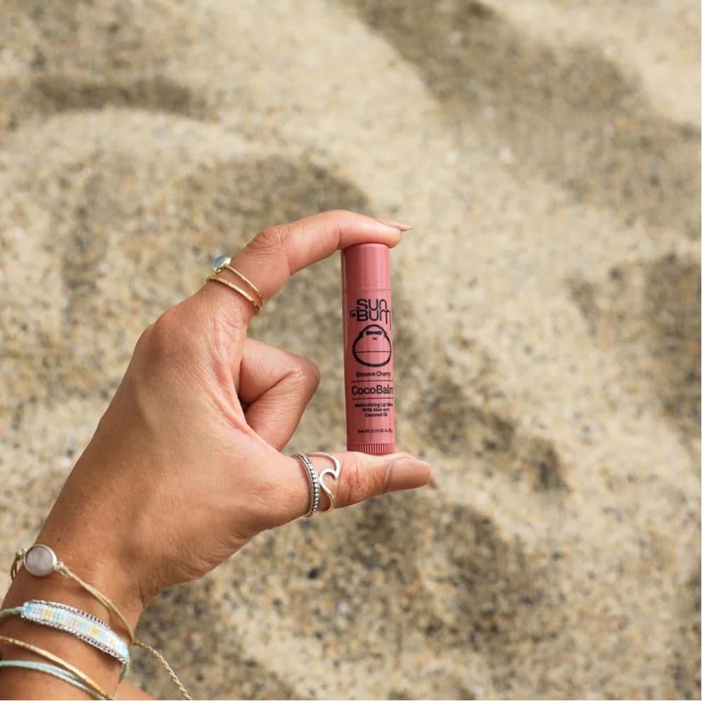 Sun Bum CocoBalm Moinst Lip Balm Groove Cherry in Ginevra Glad Store - Genova, commercioVirtuoso.it