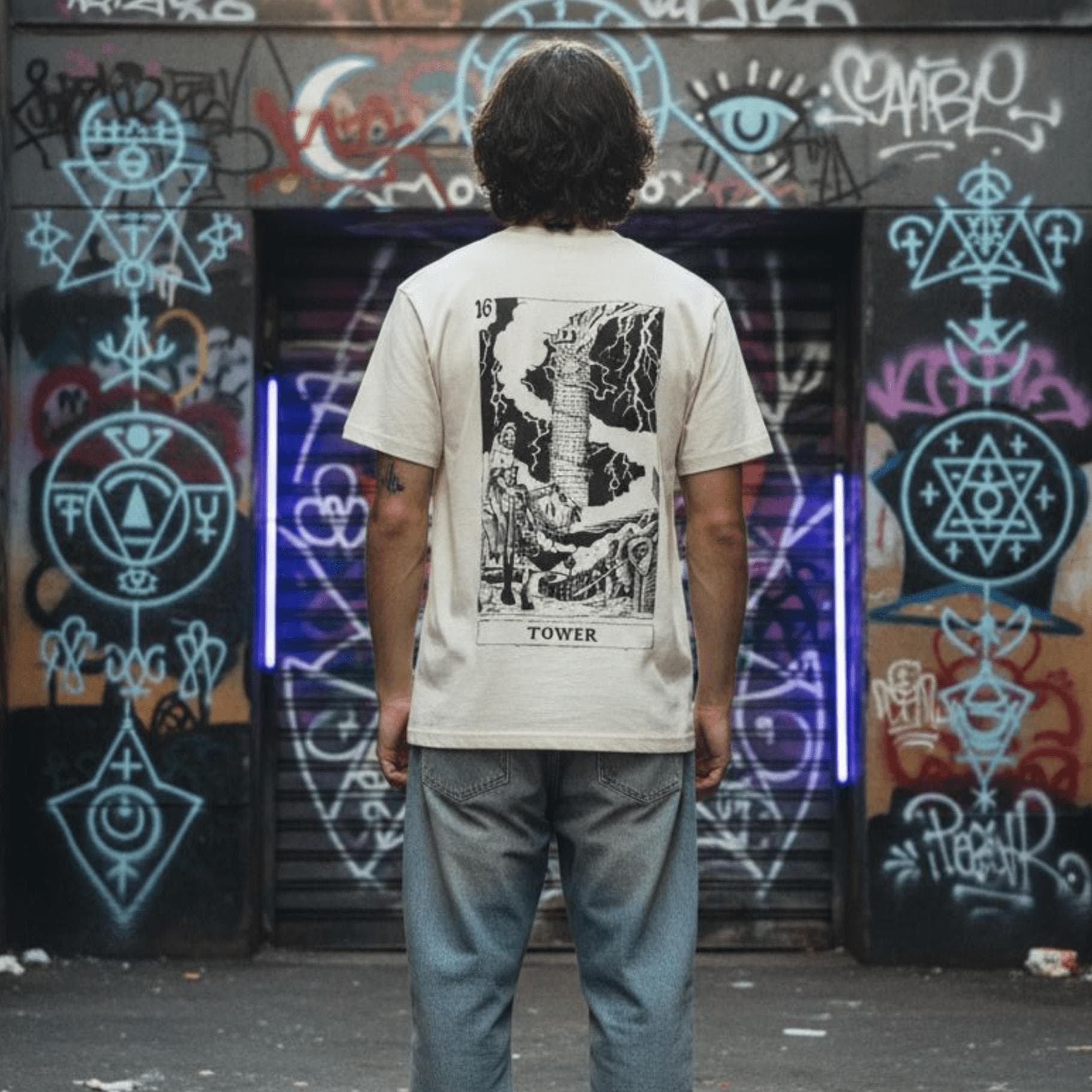 T-shirt Ghettoblaster Tarot Tower off white in  Glad Store - Genova, commercioVirtuoso.it