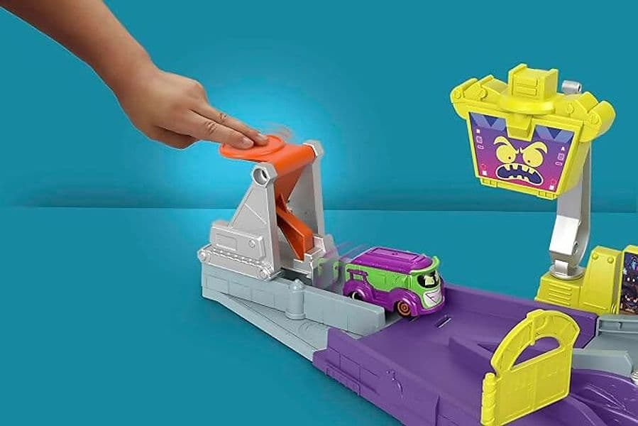 Fisher-Price DC Batwheels - Quartier generale di Lancio della Legion of Zoom, playset con con macchinina, rampa, lanciatore e Furgoncino Prank di Joker in Animali Cartoleria Deja Vu - Crotone, commercioVirtuoso.it