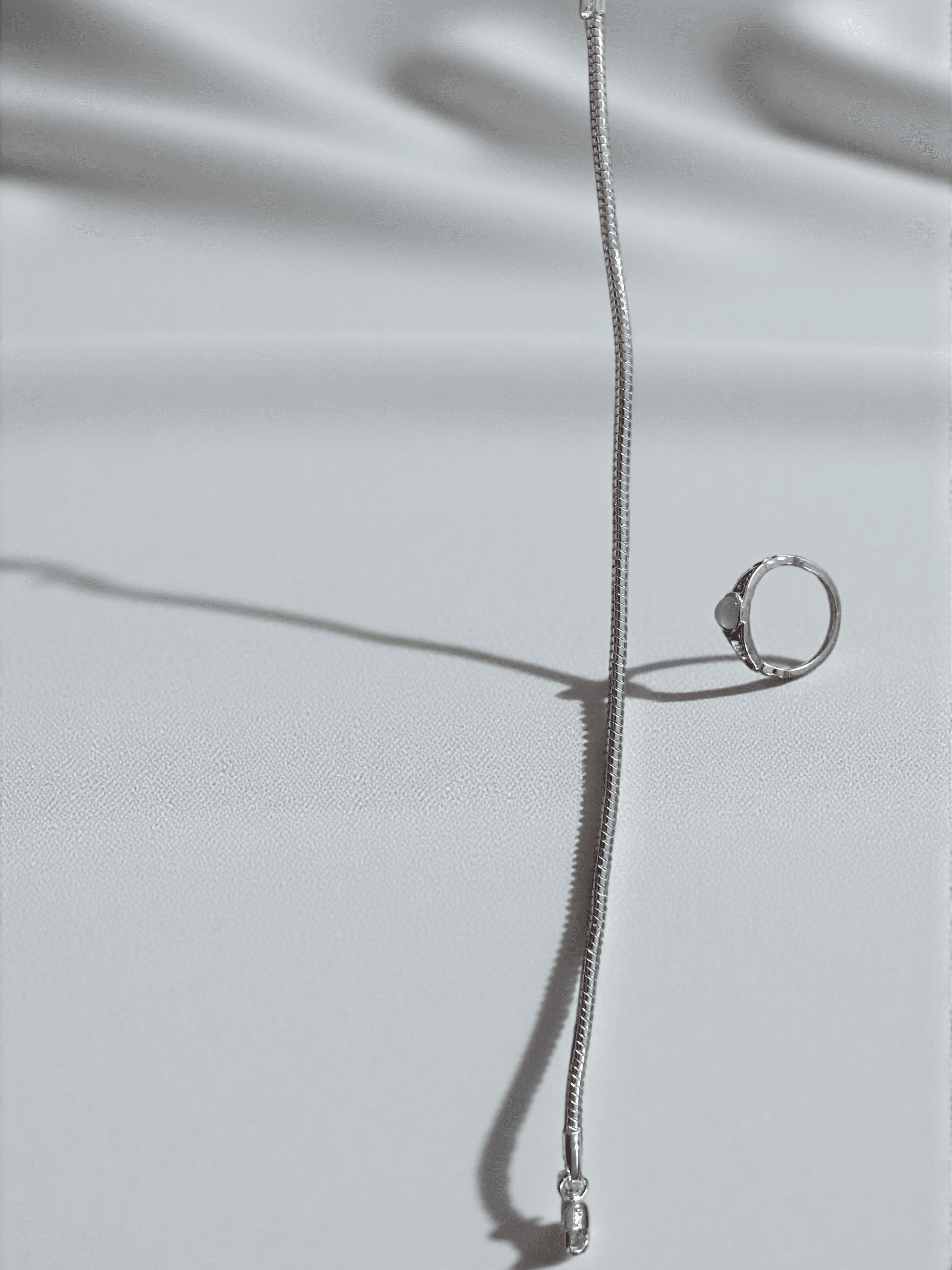 Descrizione: Set super chic stile Y2K composto da: ? Bracciale in argento 925 con design osso di serpente, misura 19 cm, lucente e raffinato — perfetto da abbinare ad altri bracciali o da portare da solo per un look elegante. ? Anello in acciaio con pi in Anelli aperti Gedico Store - Roncello, commercioVirtuoso.it