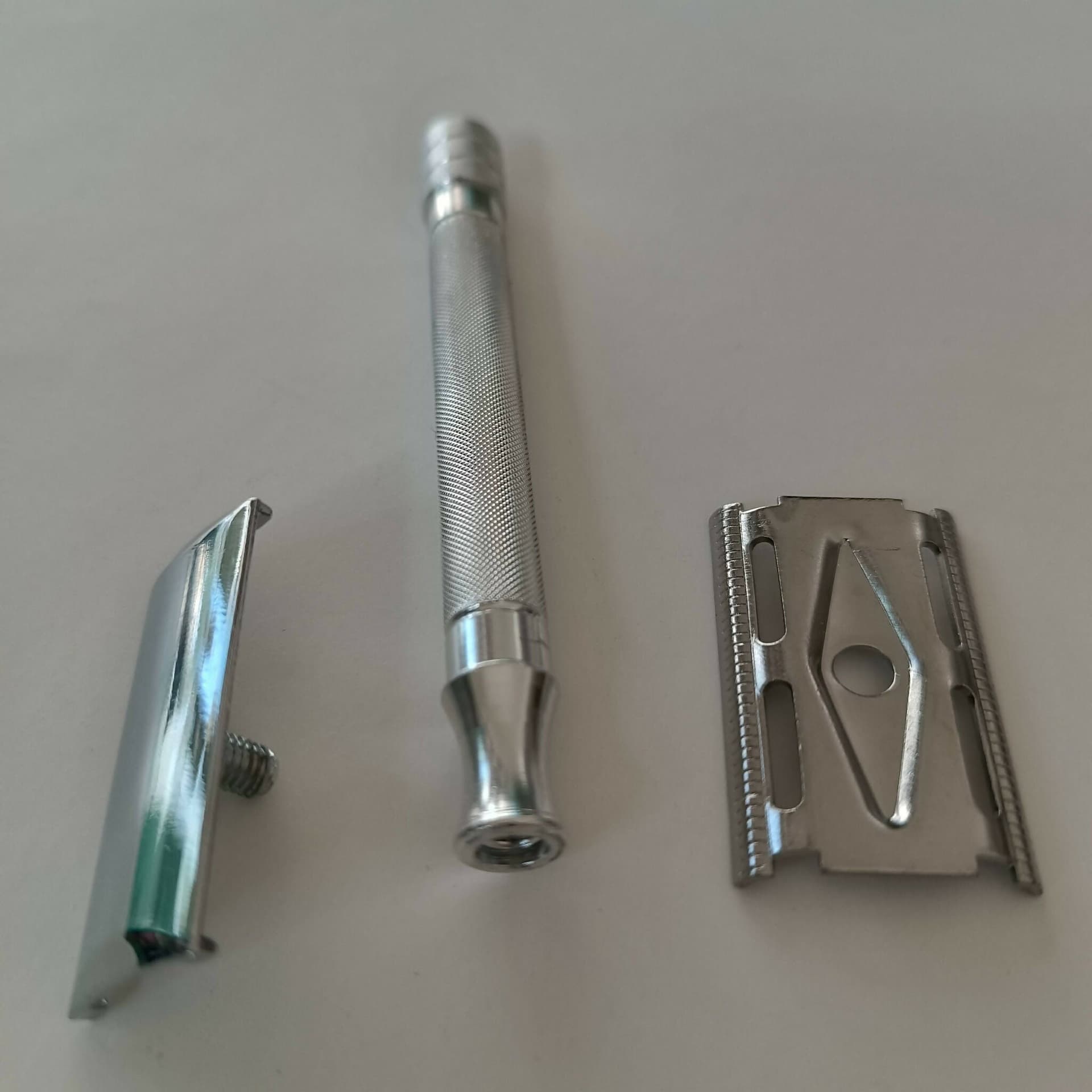 Rasoio Classico da Uomo per Rasatura Delicata, Rasoio di Sicurezza Regolabile a Doppio Filo per il Viso in Kukumakranka Profumeria Chèri - Locri, commercioVirtuoso.it