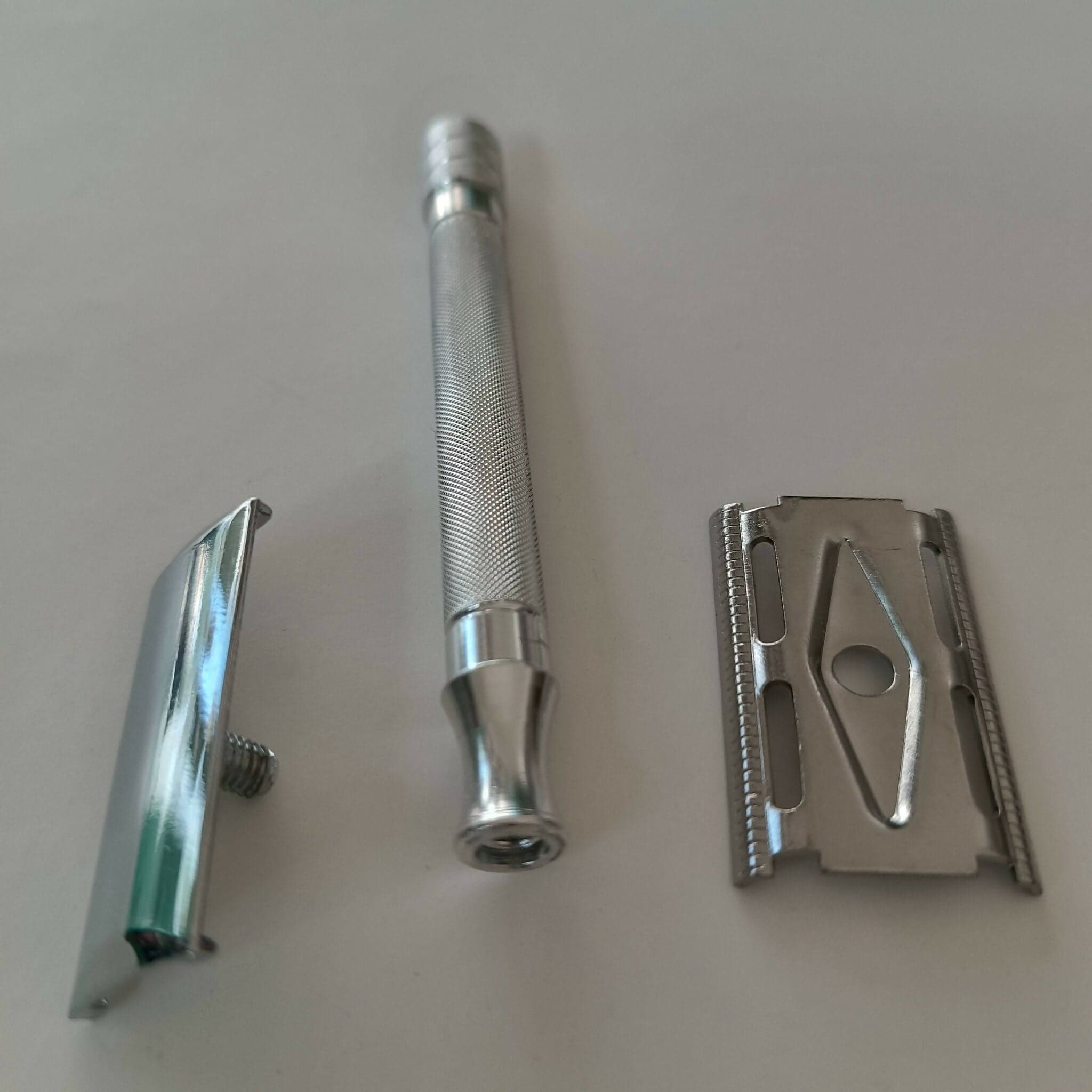 Rasoio Classico da Uomo per Rasatura Delicata, Rasoio di Sicurezza Regolabile a Doppio Filo per il Viso in Kukumakranka Profumeria Chèri - Locri, commercioVirtuoso.it