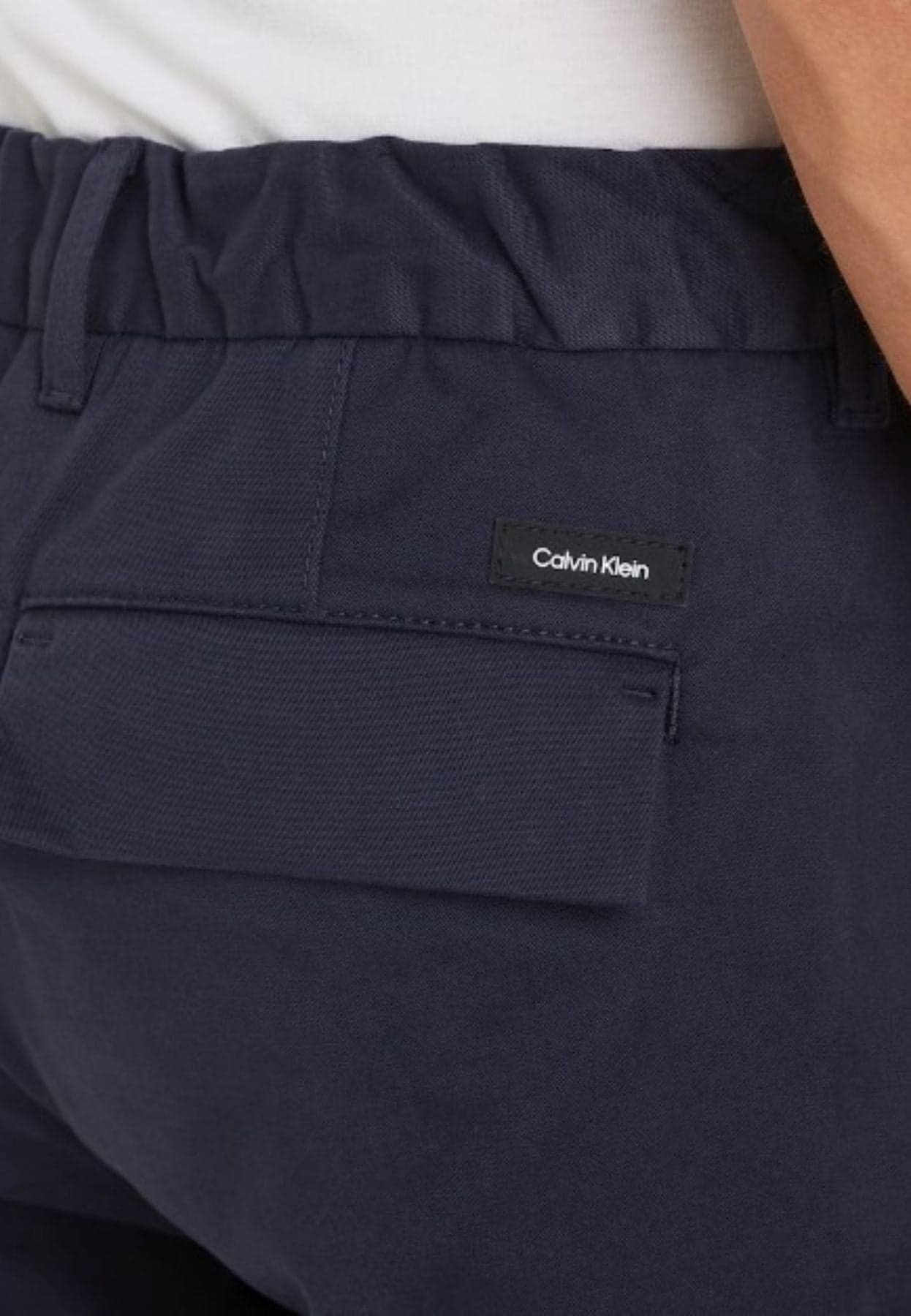 calvin klein Pantaloni MODERN TWILL TAPERED PLEAT PANTS da uomo in Pantaloni Drestige - Casamassima, commercioVirtuoso.it