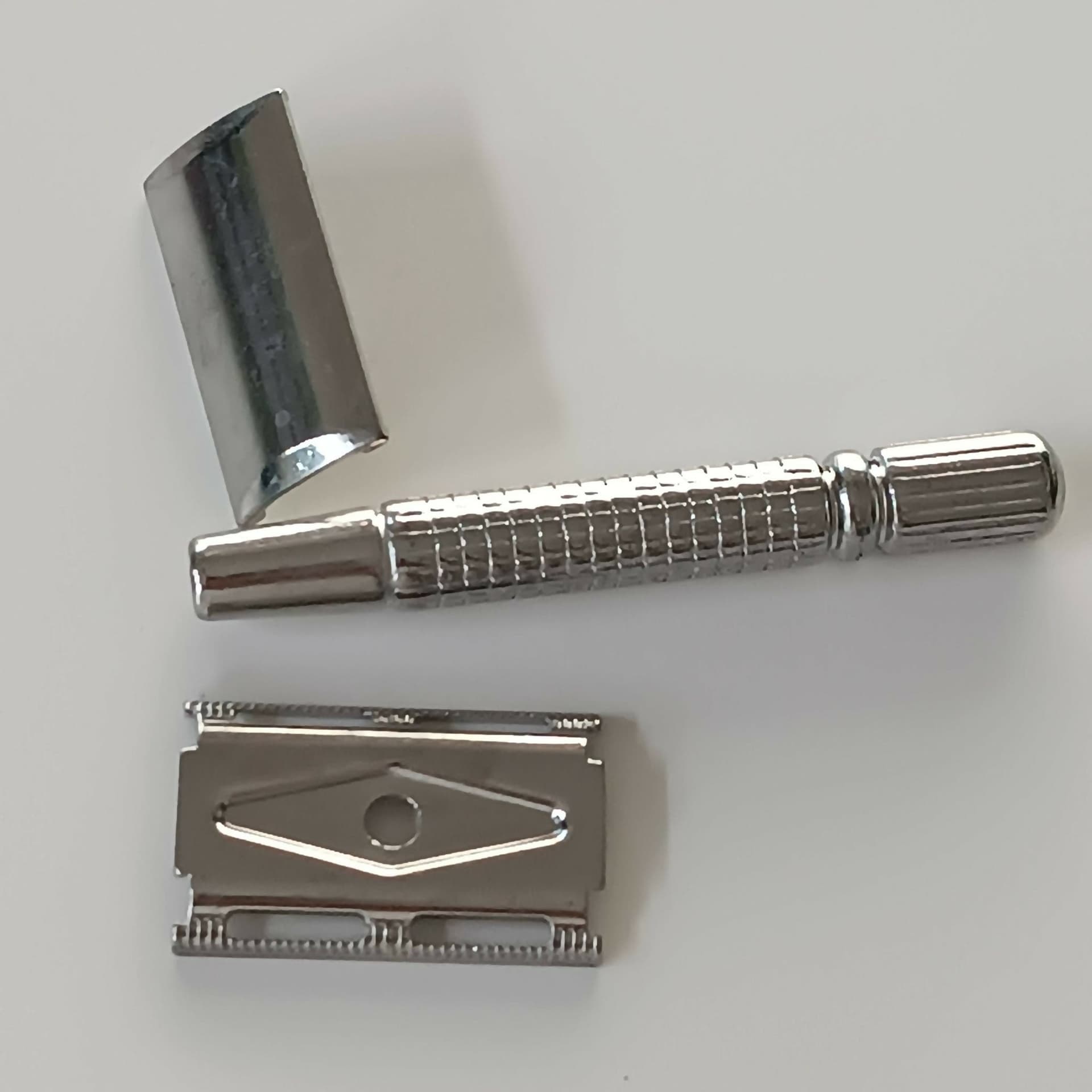 Rasoio a doppia lama in acciaio inossidabile, rasoio classico per rasatura manuale da uomo in Pettini per barba e baffi Profumeria Chèri - Locri, commercioVirtuoso.it