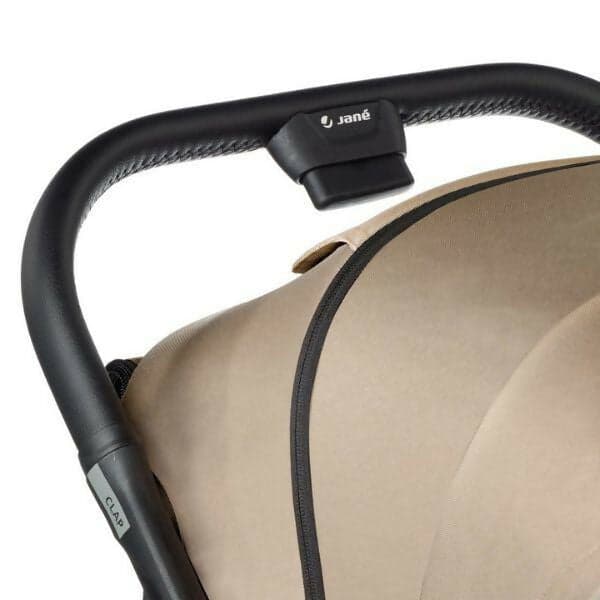 JANE' Passeggino CLAP - colore DESERT - con telaio in alluminio robusto, chiusura automatica e compatta, dimensioni adatte alle cabine degli aerei, adatto dalla nascita fino a 26 kg, con sospensioni su 4 ruote e finiture in similpelle in Passeggini compatti Sanitaria Gioia del Bimbo - Villa San Giovanni, commercioVirtuoso.it