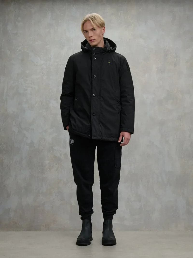 Parka uomo Blauer Chester in neoprene liscio idrorepellente con cappuccio removibile indossato