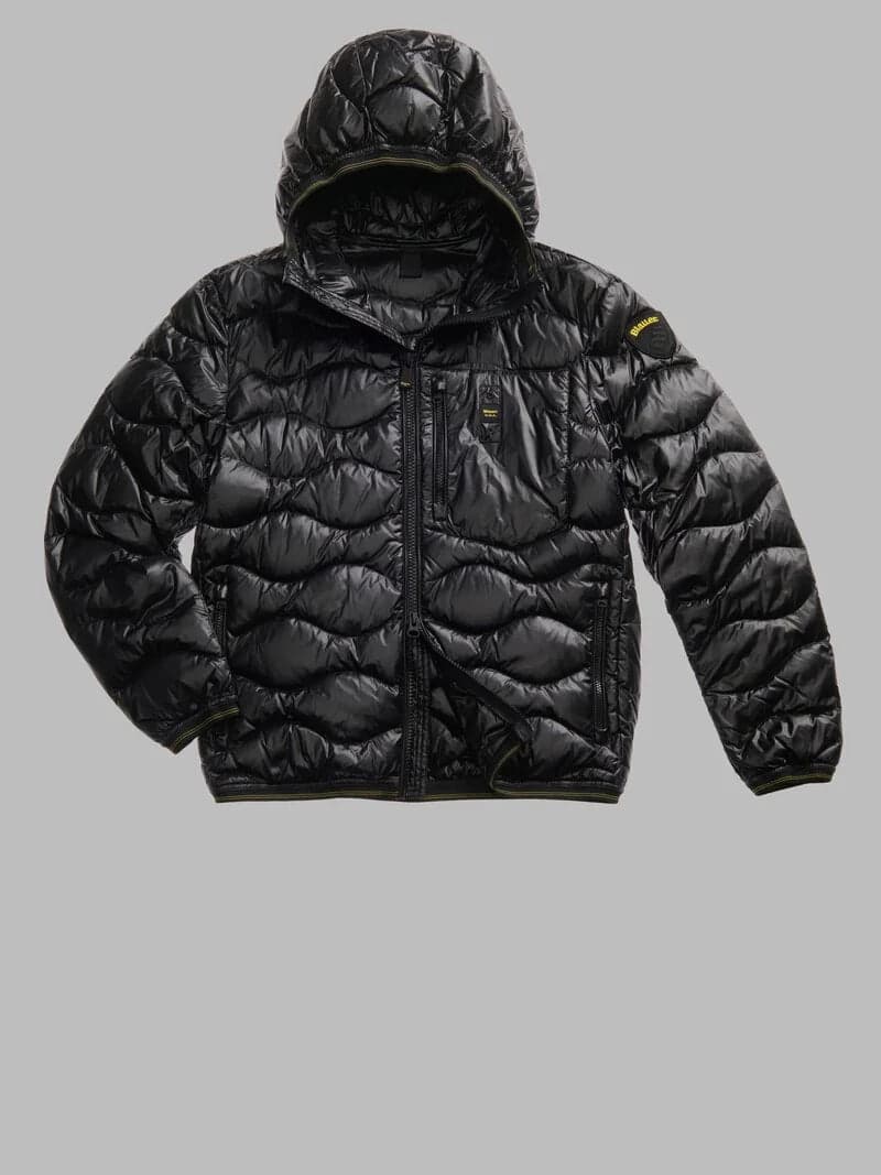 Blauer piumino uomo ad onde in nylon nero con cappuccio fisso e taschino sul petto fronte