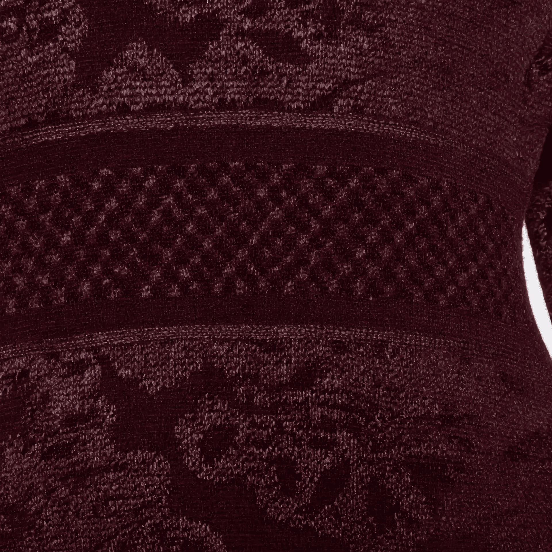 Dettaglio tessuto jacquard dell’abito borgogna da donna
