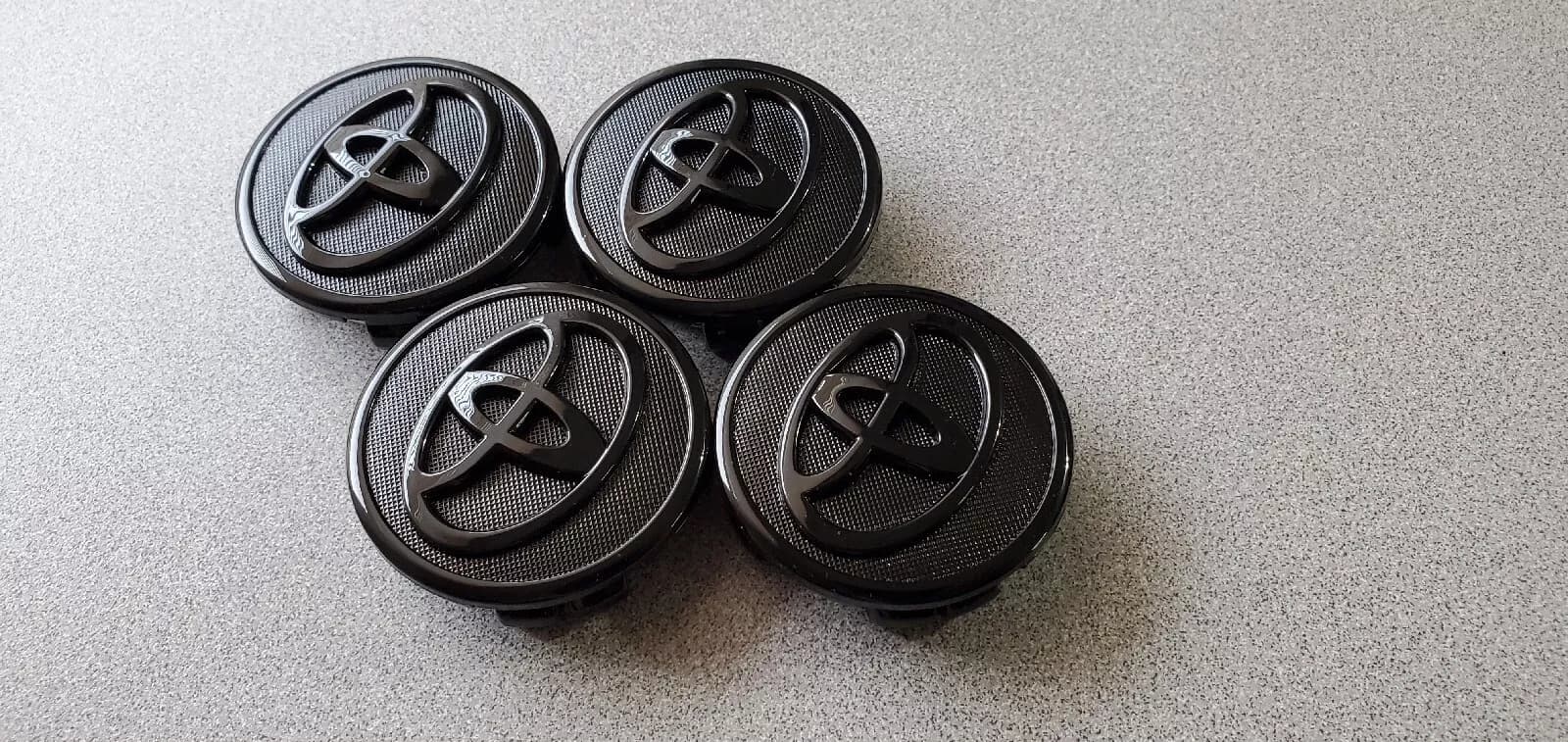 Set 4 Tappi Coprimozzo Cerchi In Lega 57mm Toyota Nero Corolla Yaris Touring Prius Camry Verso in Coprimozzi Solgeny - Besate, commercioVirtuoso.it