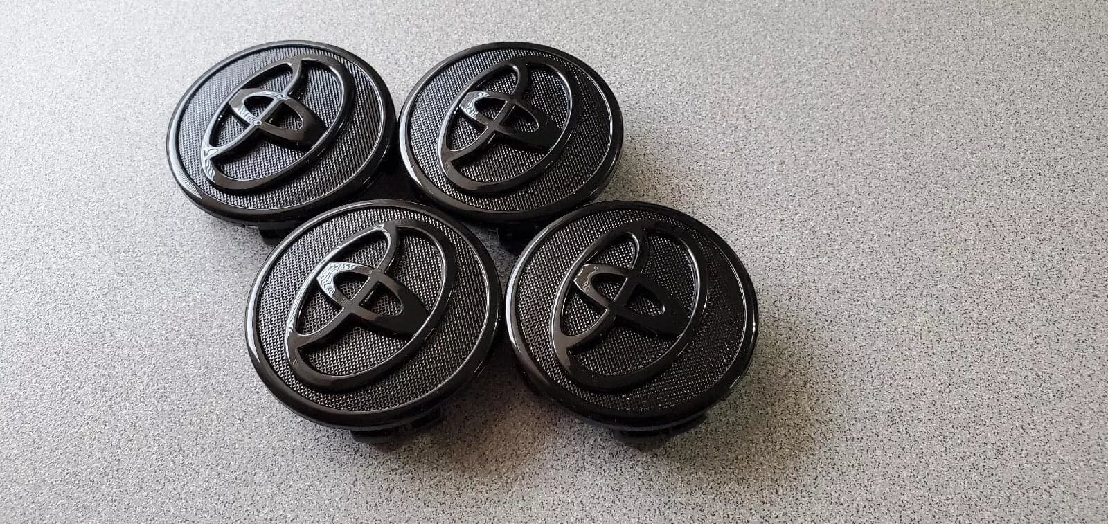 Set 4 Tappi Coprimozzo Cerchi In Lega 57mm Toyota Nero Corolla Yaris Touring Prius Camry Verso in Coprimozzi Solgeny - Besate, commercioVirtuoso.it