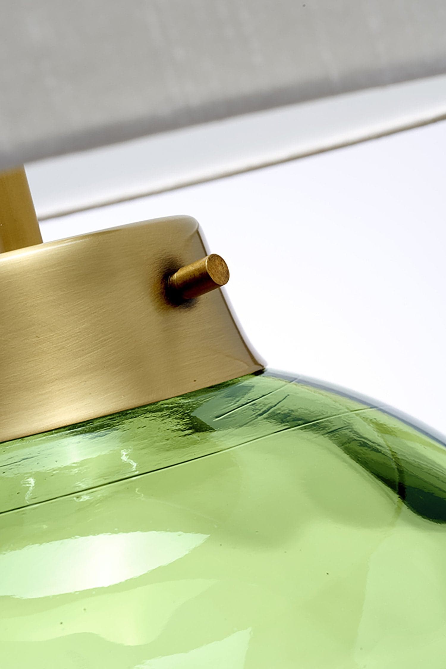 Lampada Scrivania Contemporanea Kara Vetro Metallo Ottone Vetro Verde 1 Luce E27 in Lampade da tavolo e abat-jour LuceArt - Montecorvino Pugliano, commercioVirtuoso.it
