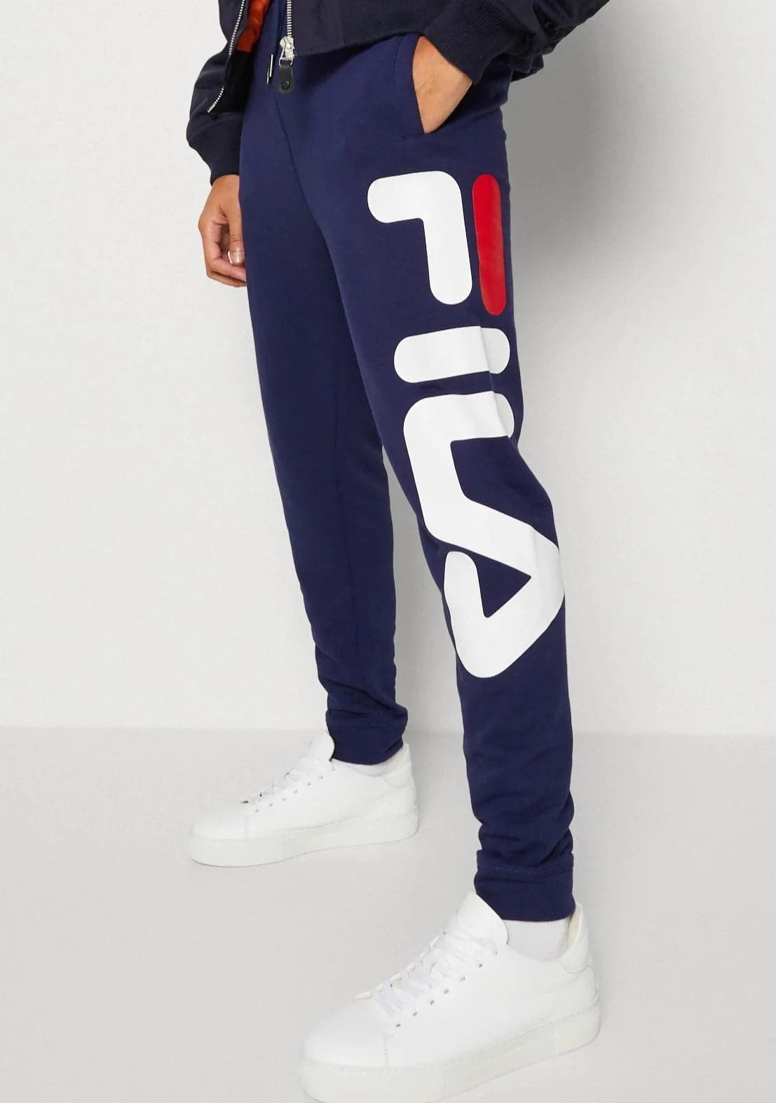 Pantalone tuta in felpa in Pantaloni da ginnastica Kanal 32 - Santa Maria di Licodia, commercioVirtuoso.it