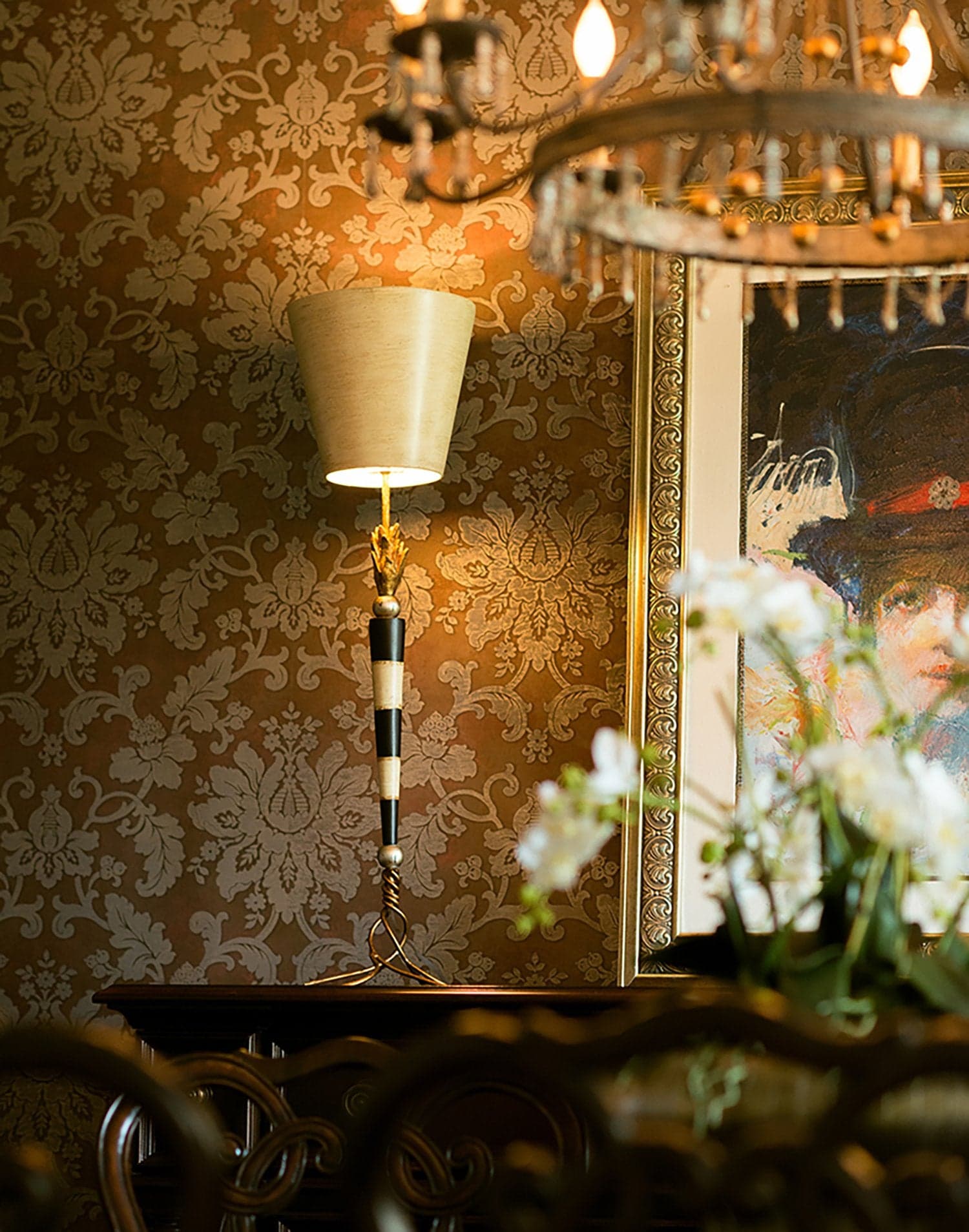 Lampadario Contemporaneo Flambeau Acciaio Nero Crema E Foglia Oro 2 Luci E27 in Lampade a sospensione LuceArt - Montecorvino Pugliano, commercioVirtuoso.it